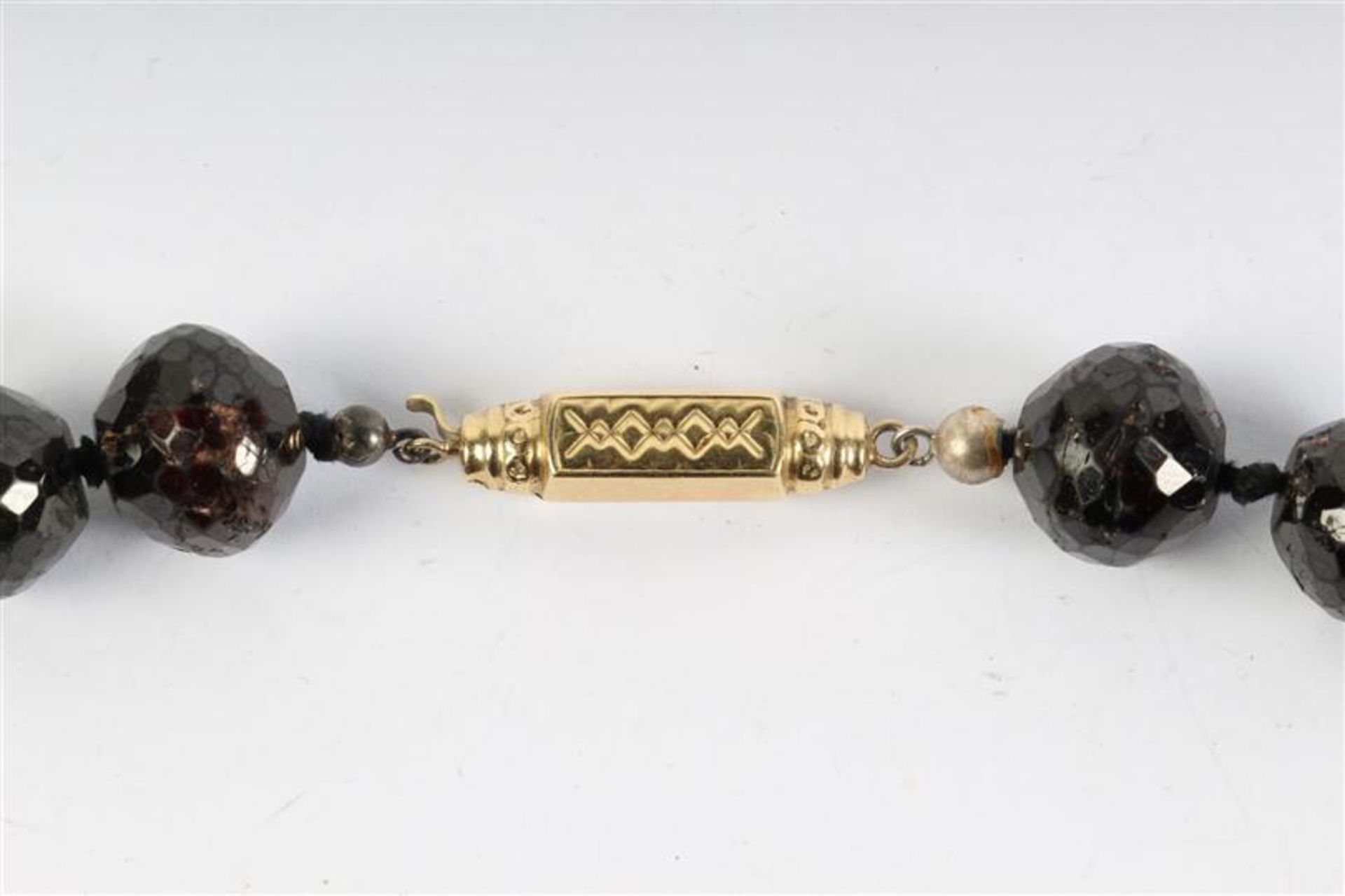 Granaten collier met gouden slot, Hollands gekeurd. Gewicht: 184.8 g. L: 50 cm. - Bild 3 aus 3