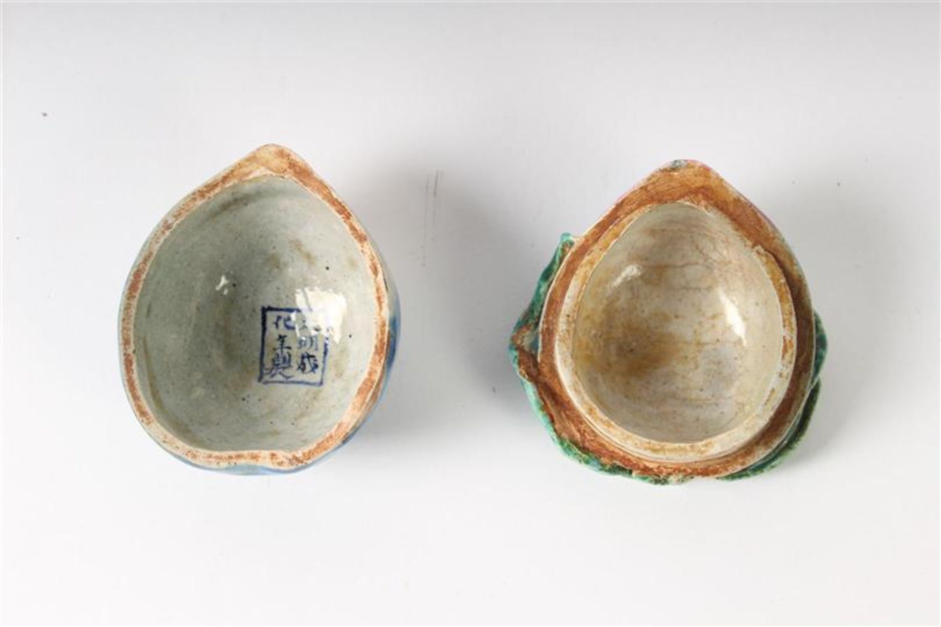 Polychroom aardewerken dekseldoosje in de vorm van een vrucht, gemerkt met een zegelmerk, China - Bild 3 aus 4