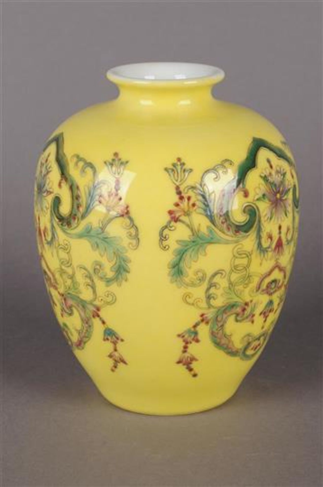 Polychroom porseleinen vaas met decor van bloemen en guirlandes, gemerkt met zegelmerk, China 20e - Bild 2 aus 6