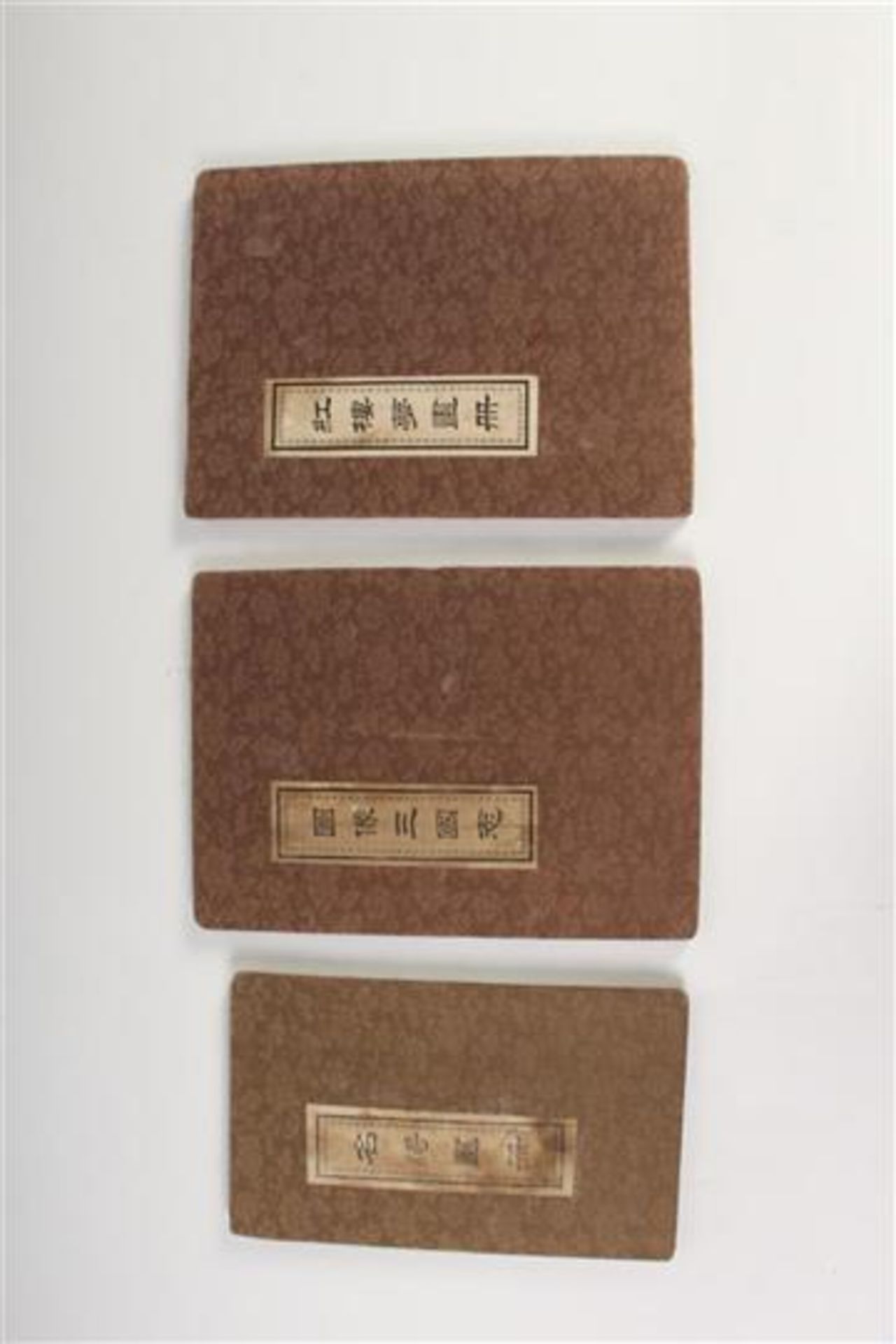 Drie Chinese prentenboekjes. HxB: 21 x 13 en 23 x 16.5 cm.