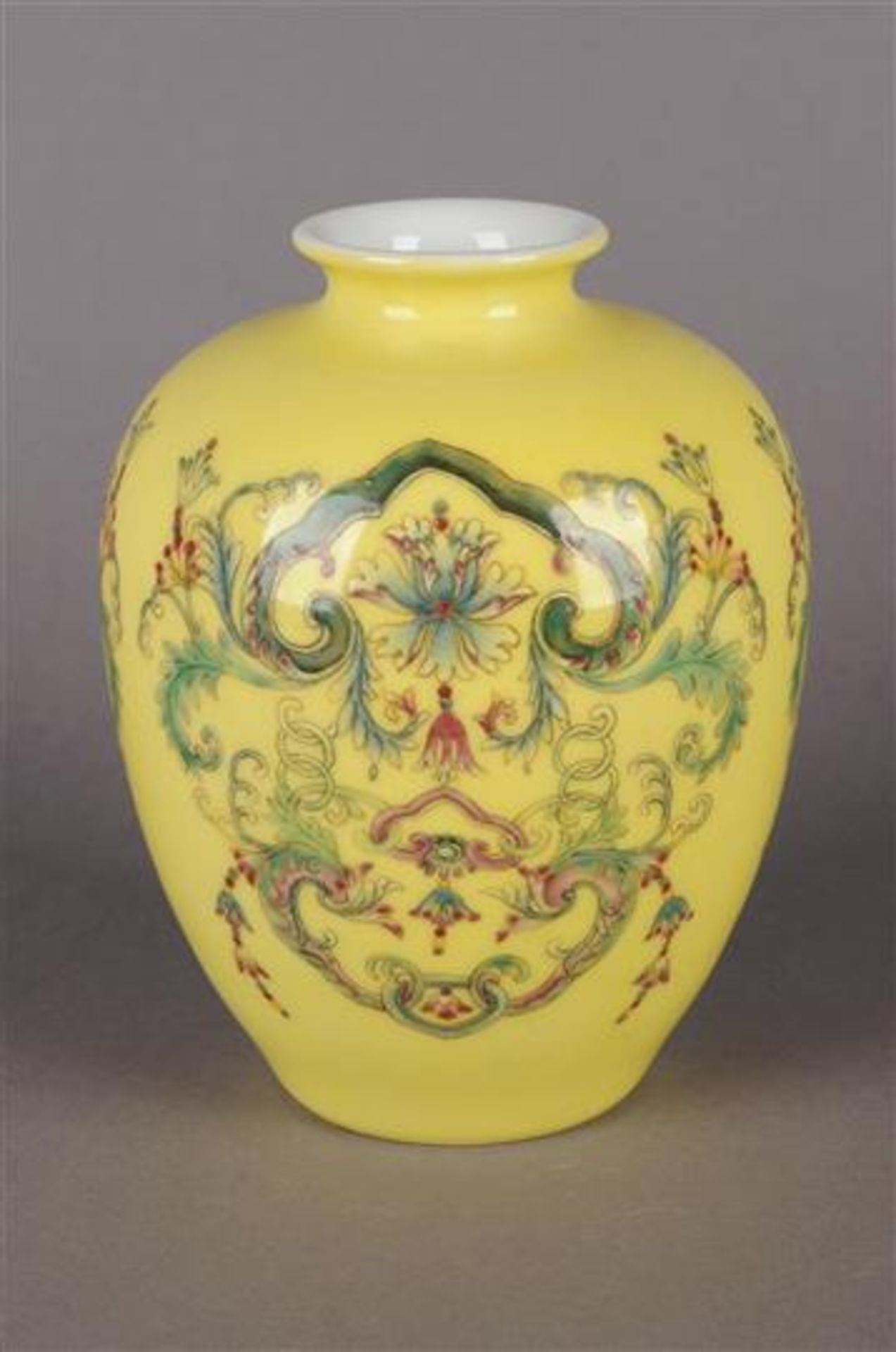 Polychroom porseleinen vaas met decor van bloemen en guirlandes, gemerkt met zegelmerk, China 20e