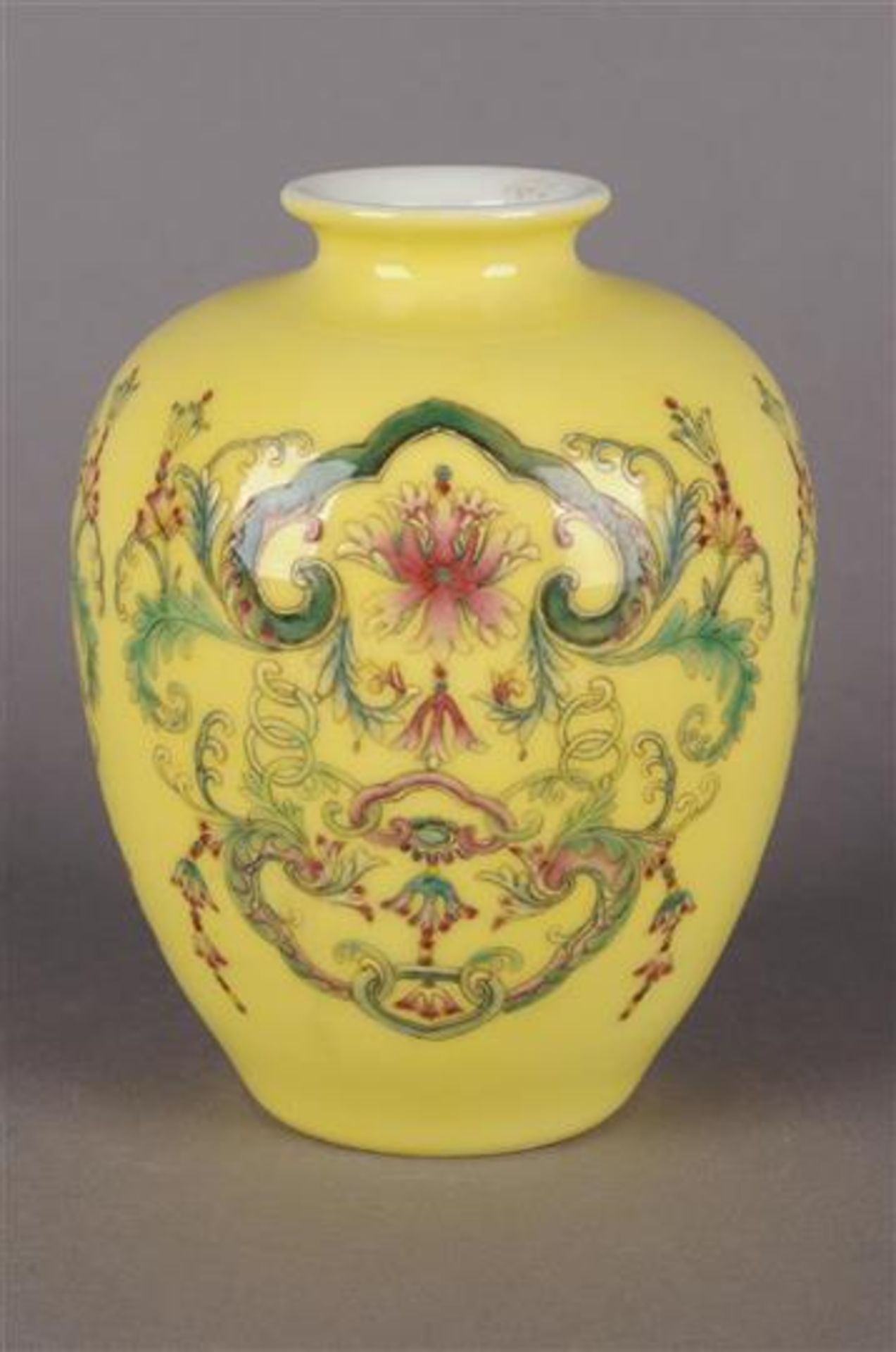 Polychroom porseleinen vaas met decor van bloemen en guirlandes, gemerkt met zegelmerk, China 20e - Bild 5 aus 6