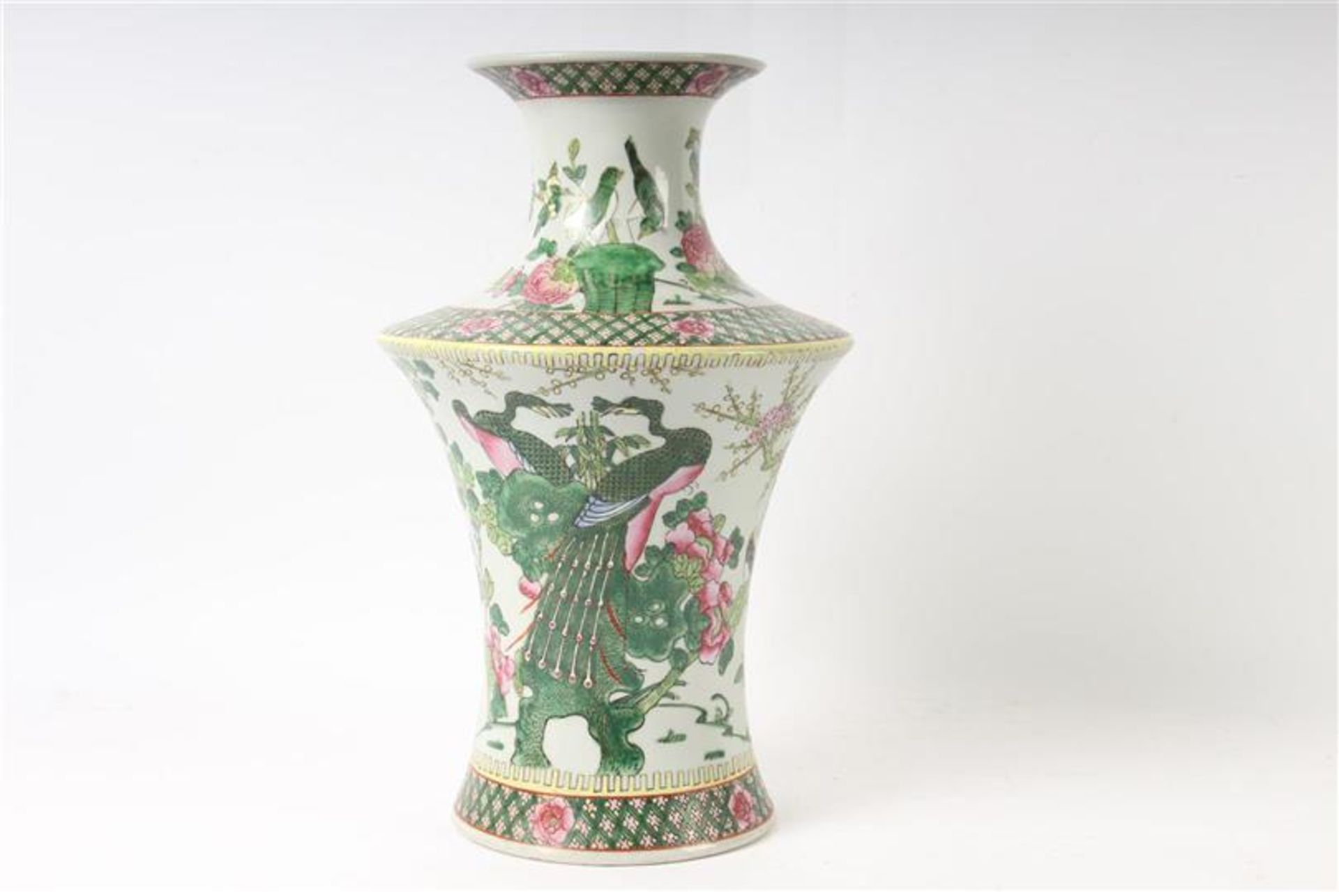 Porseleinen vaas met polychroom decor van bloemen en vogels, gemerkt met zegelmerk, China 20e