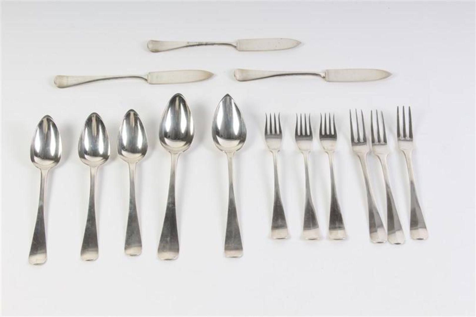 Divers zilver bestek bestaande uit 5 lepels, drie vorken en drie viscouverts, alle Hollands, 19e/20e