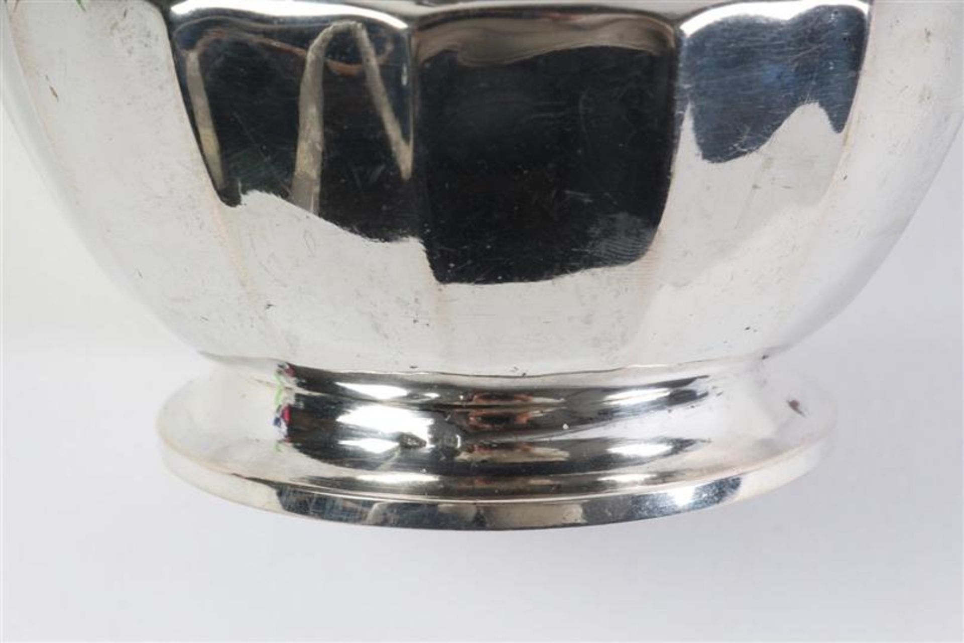 Zilveren hengselmandje en een zilveren bonbonmandje met onderbroken parelrand. Gewicht: 200 g. - Image 3 of 5