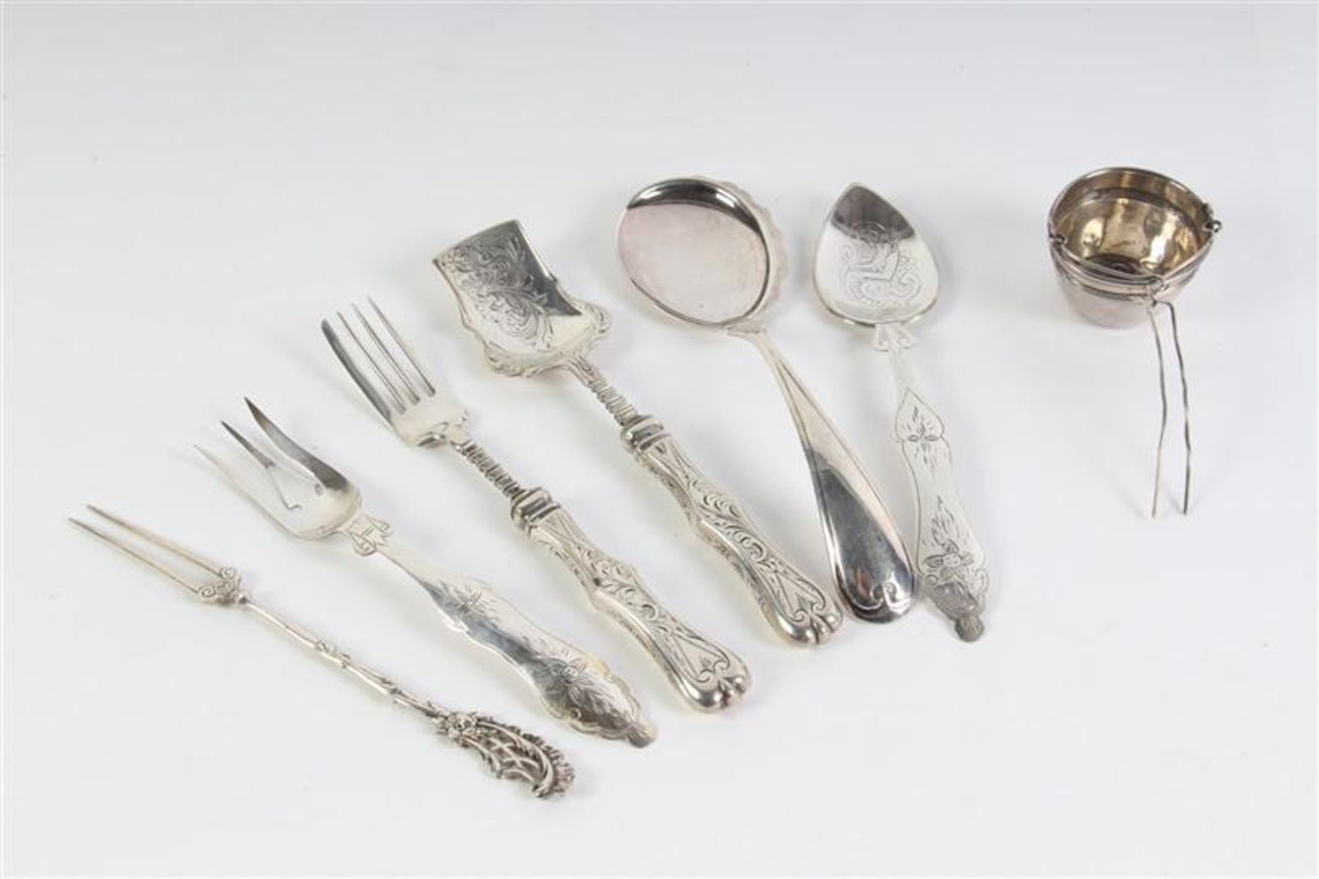 Lot divers zilver w.o. gembercouvert, theezeef en vorkjes, 19e/20e eeuw.