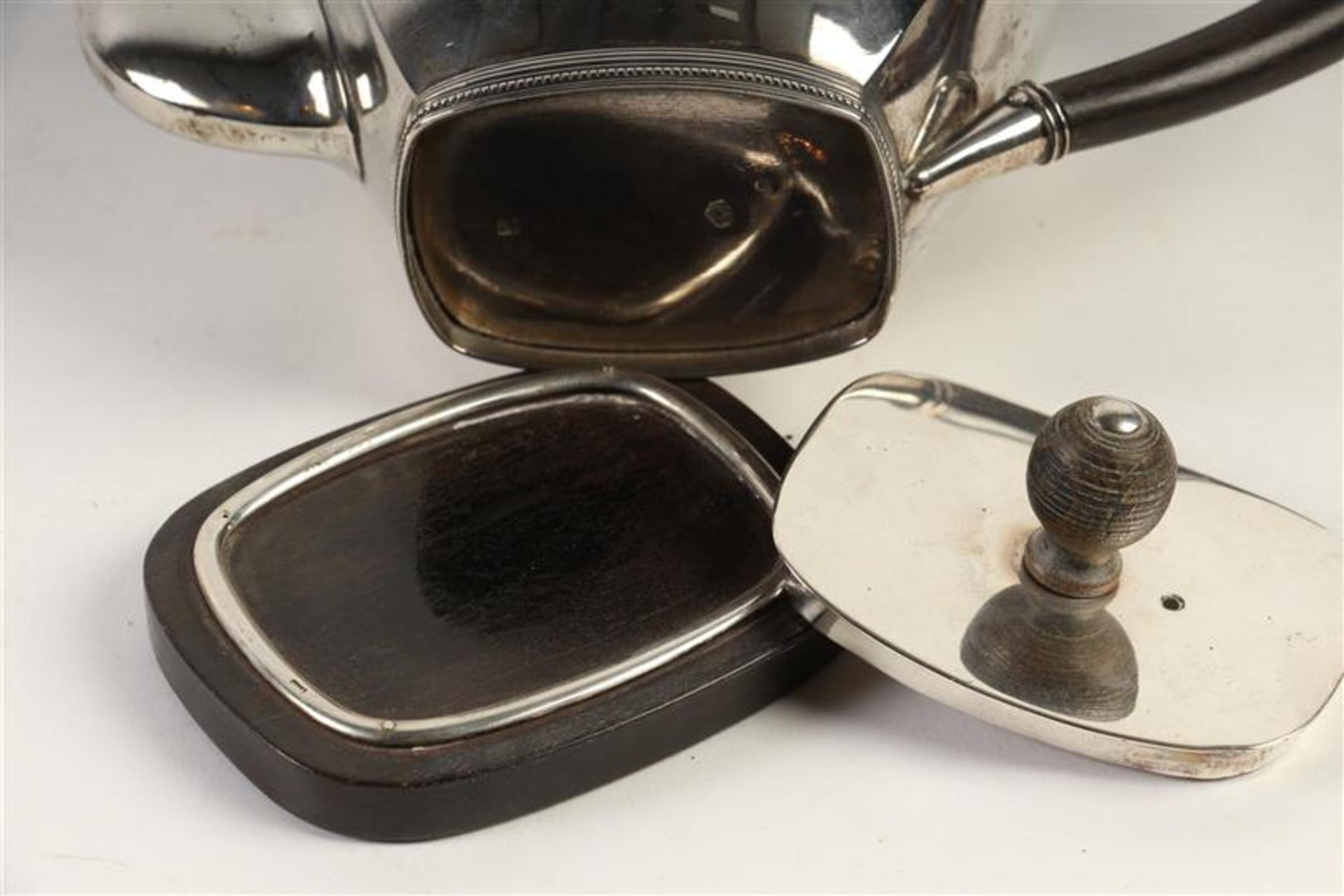Zilveren theepot met parelrand, houten montuur en dito bijpassende sokkel, Hollands gekeurd. HxB: 13 - Image 4 of 6