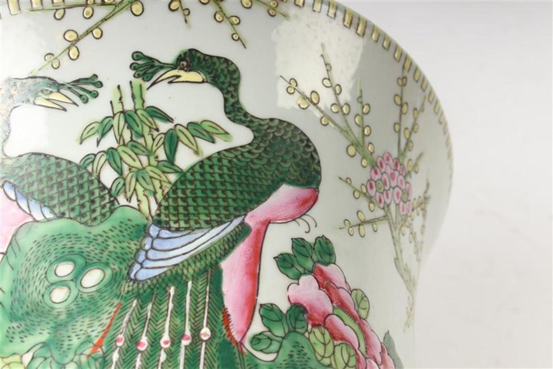 Porseleinen vaas met polychroom decor van bloemen en vogels, gemerkt met zegelmerk, China 20e - Bild 6 aus 6