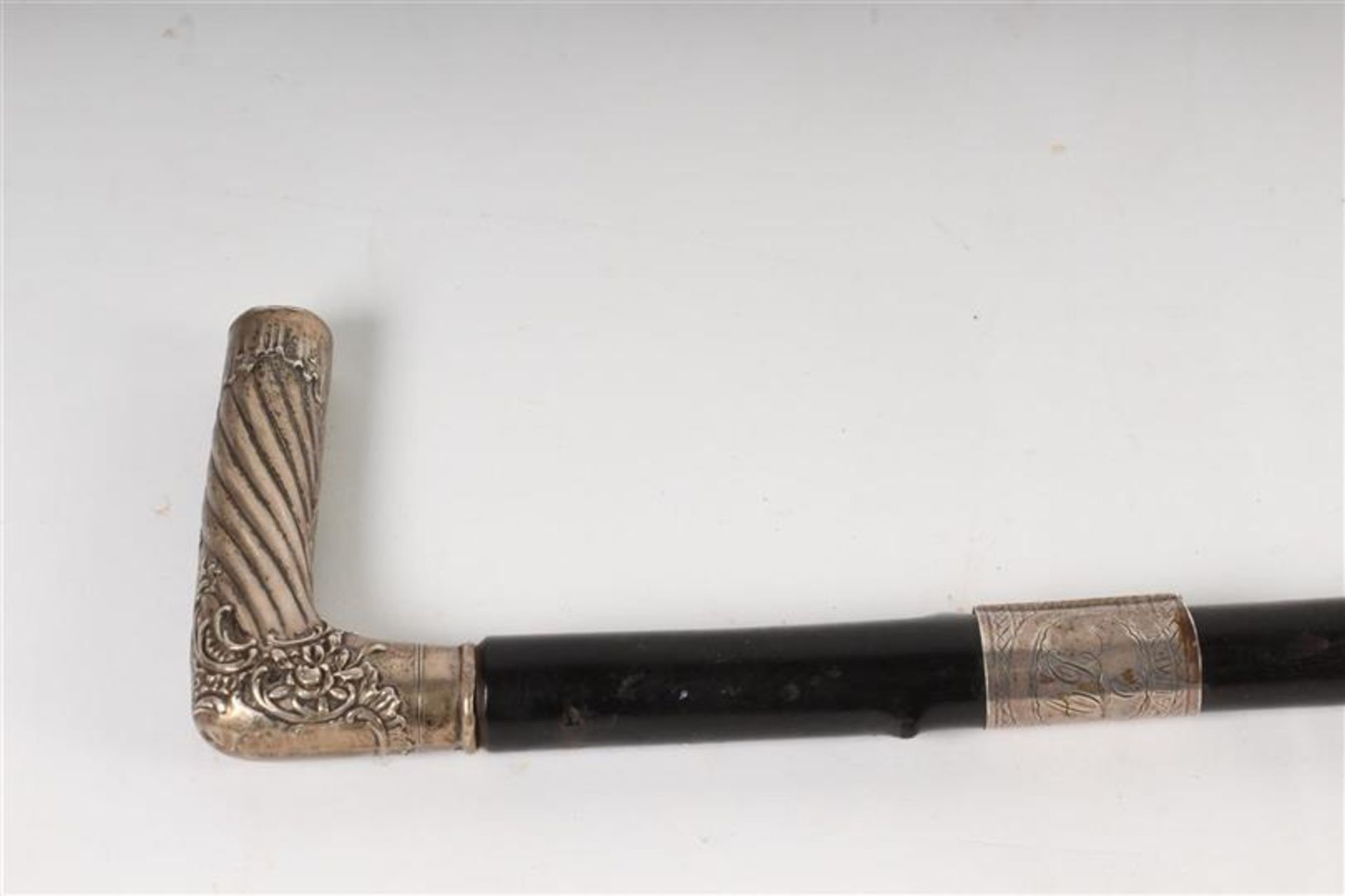Ebbenhouten wandelstok met initialen, 800 gemerkt Duitsland, 19e eeuw. H: 75 cm. - Bild 2 aus 3