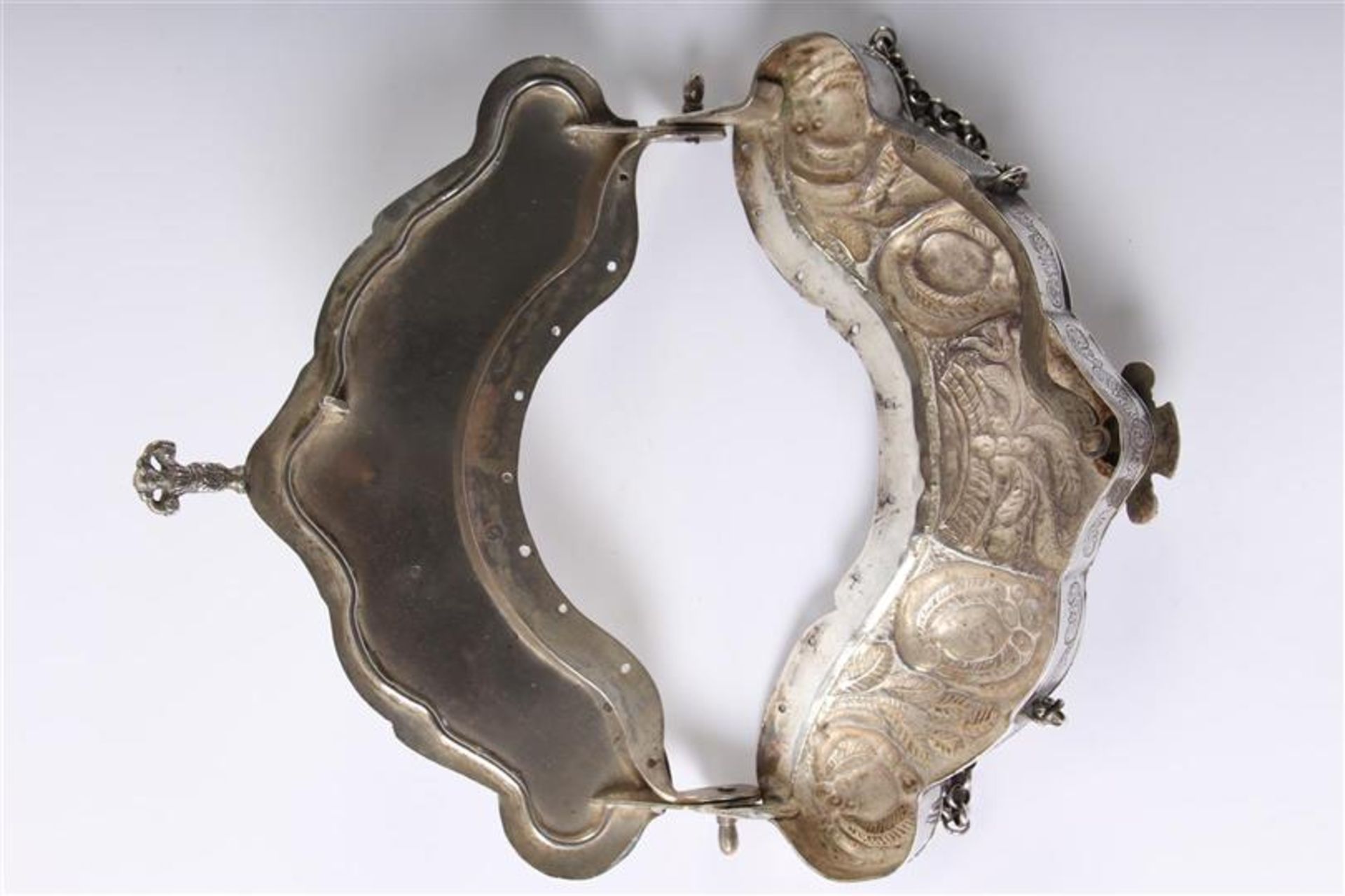 Zilveren tasbeugel rijkelijk gedecoreerd, met jasseron ketting, Hollands gekeurd. Gewicht: 256 g. B: - Image 5 of 5