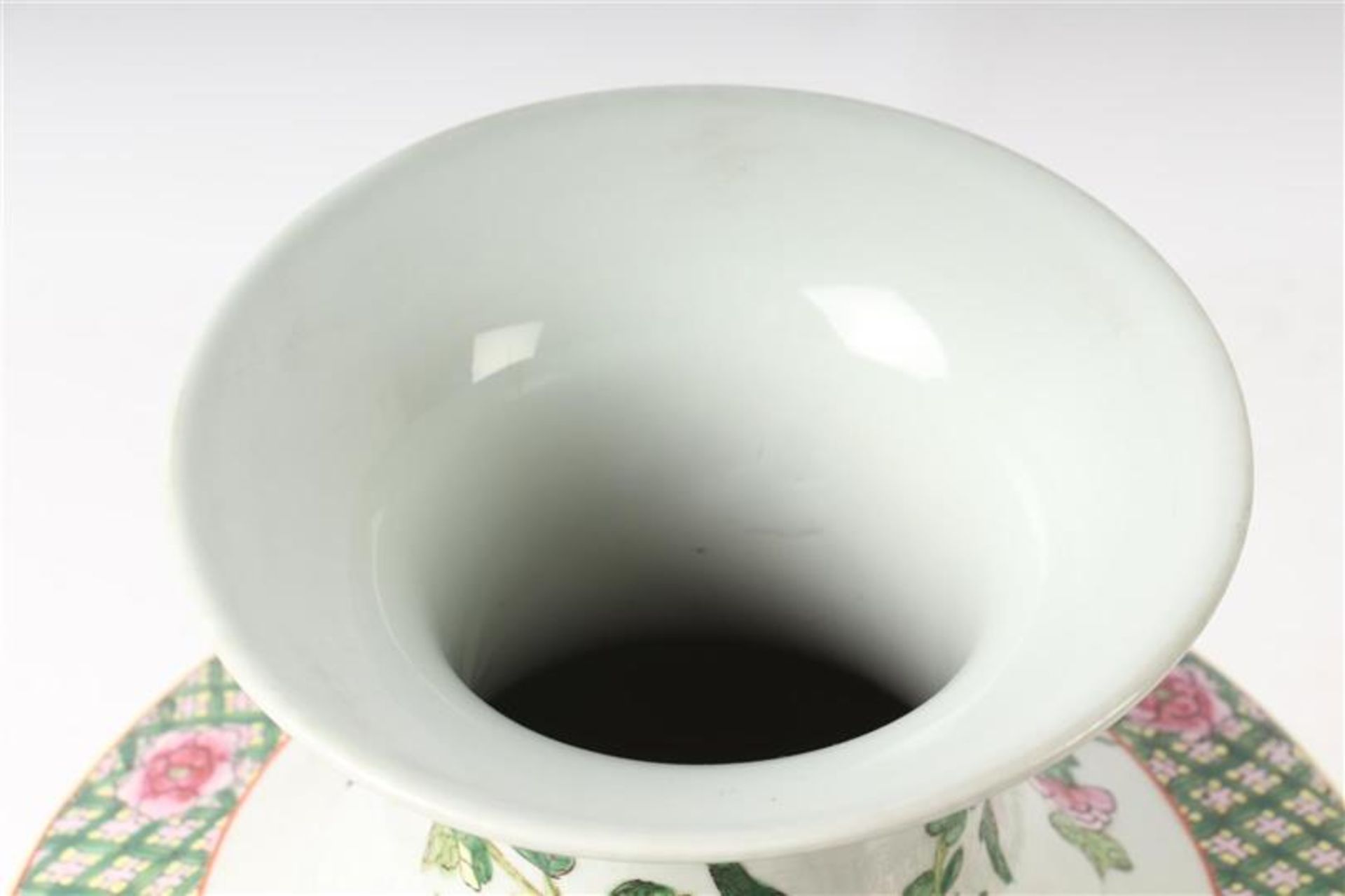 Porseleinen vaas met polychroom decor van bloemen en vogels, gemerkt met zegelmerk, China 20e - Bild 4 aus 6