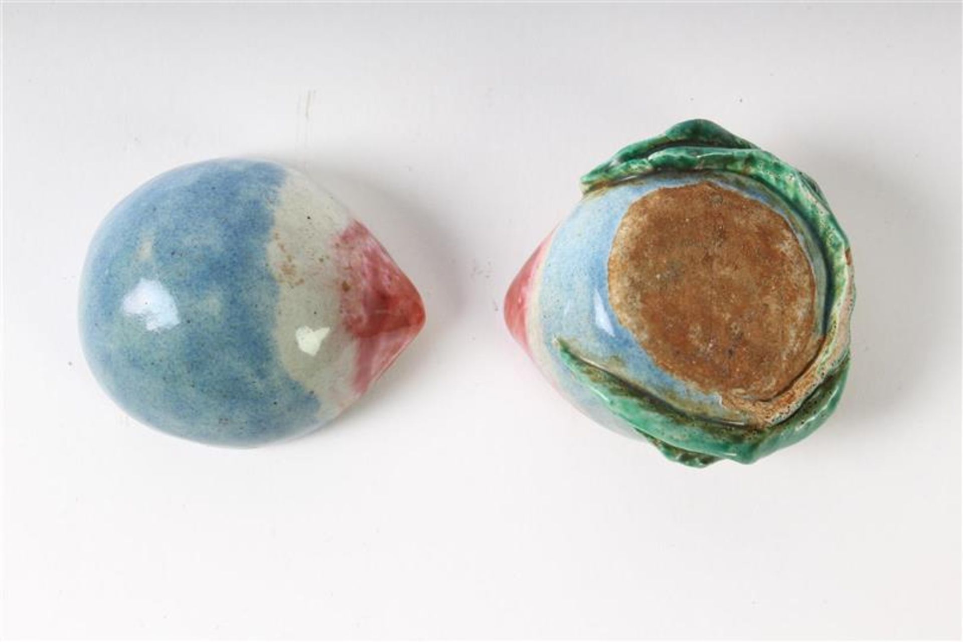 Polychroom aardewerken dekseldoosje in de vorm van een vrucht, gemerkt met een zegelmerk, China - Bild 4 aus 4