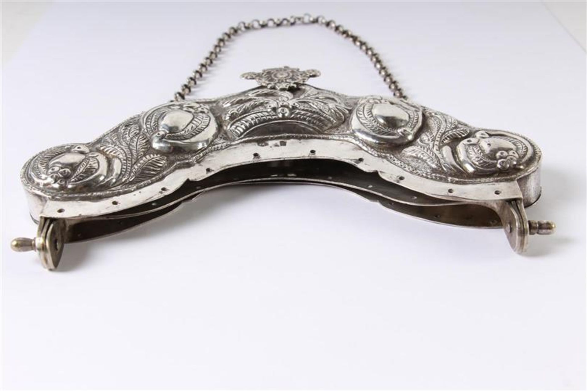 Zilveren tasbeugel rijkelijk gedecoreerd, met jasseron ketting, Hollands gekeurd. Gewicht: 256 g. B: - Bild 2 aus 5