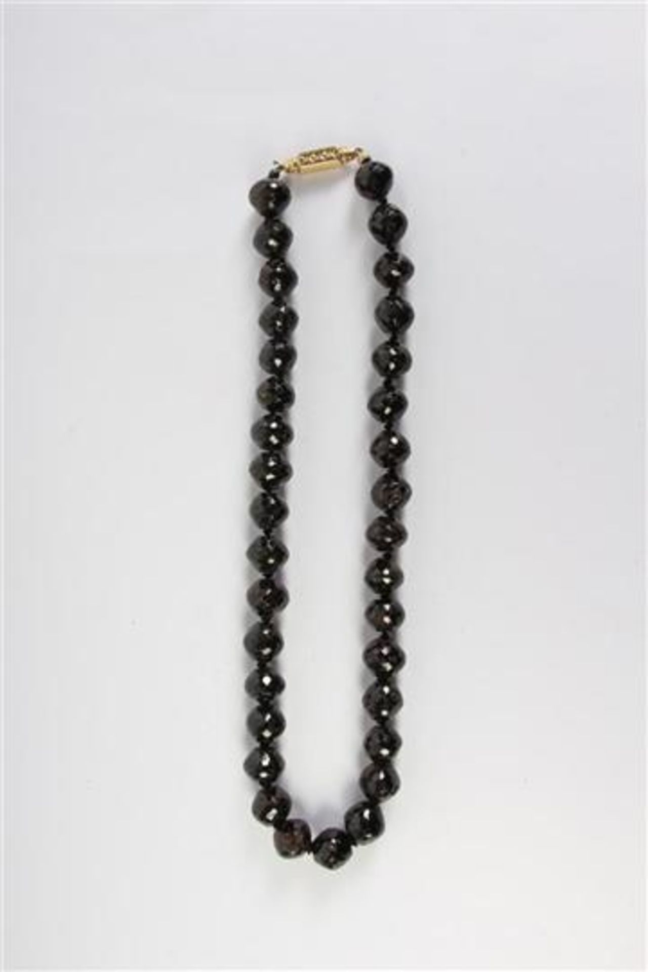 Granaten collier met gouden slot, Hollands gekeurd. Gewicht: 184.8 g. L: 50 cm. - Bild 2 aus 3