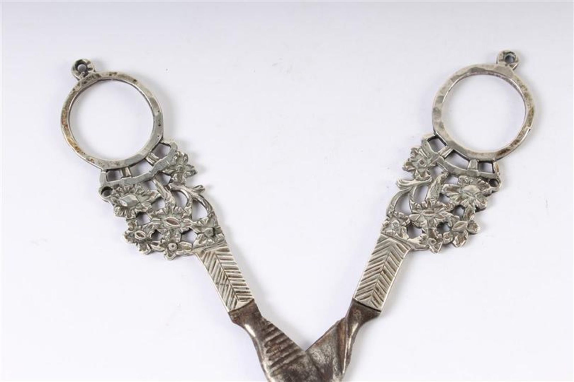 Zilveren schaar met ogen voor aan een chatelaine, Hollands gekeurd. L: 16 cm. - Bild 2 aus 3