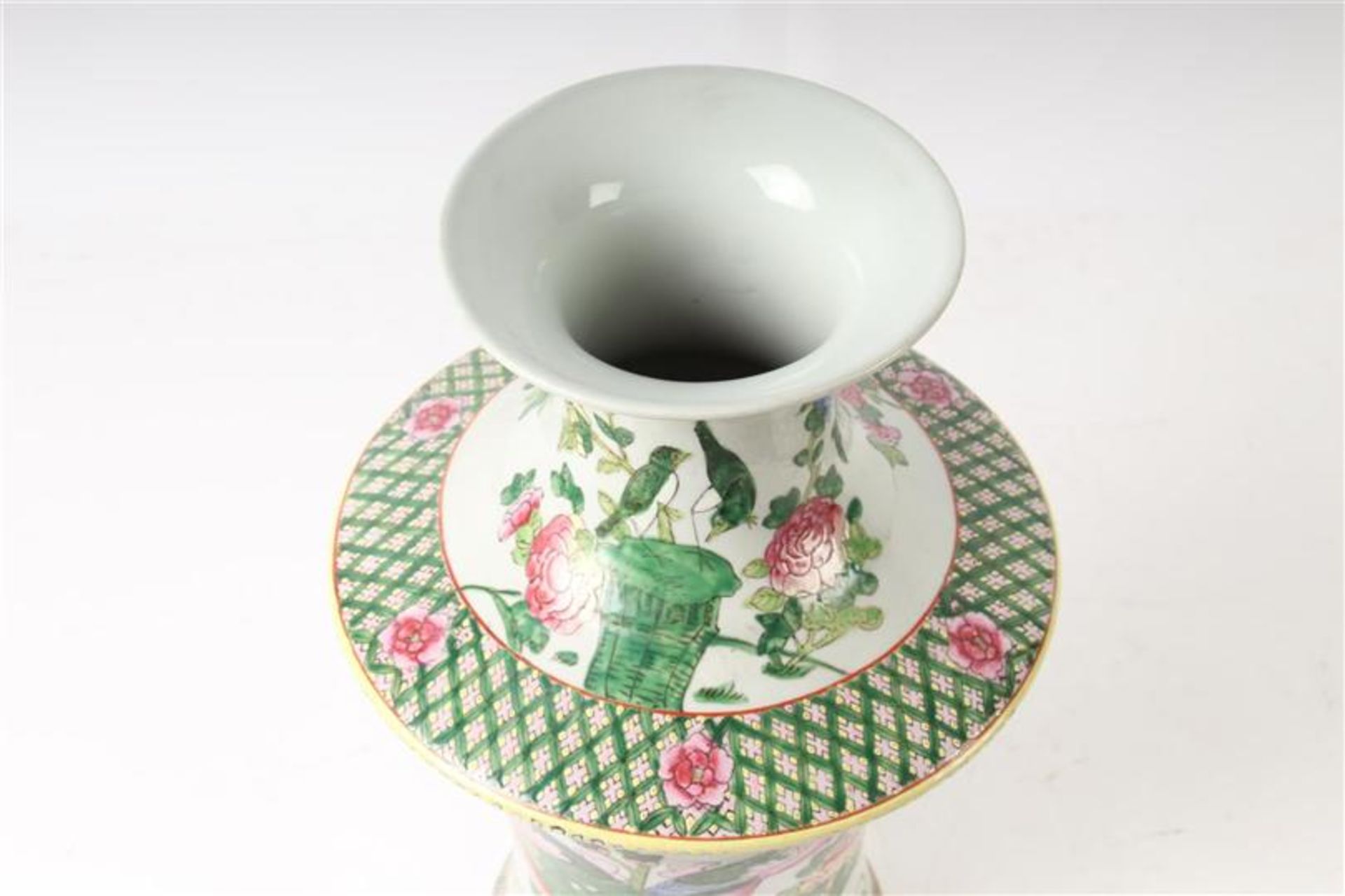 Porseleinen vaas met polychroom decor van bloemen en vogels, gemerkt met zegelmerk, China 20e - Bild 3 aus 6