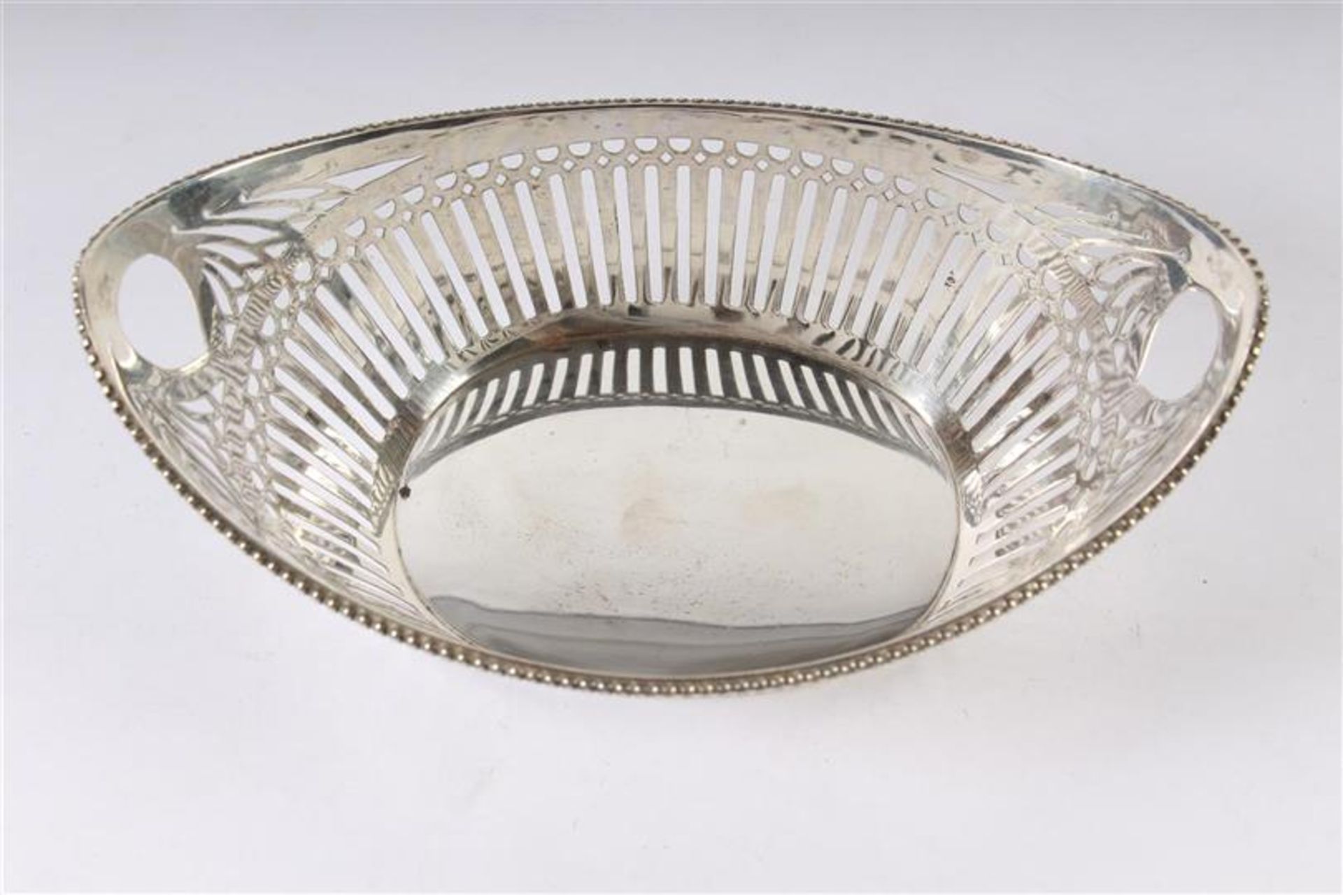 Zilveren bonbonmandje ajour met parelrand, Hollands gekeurd. B: 15 cm. - Bild 2 aus 4