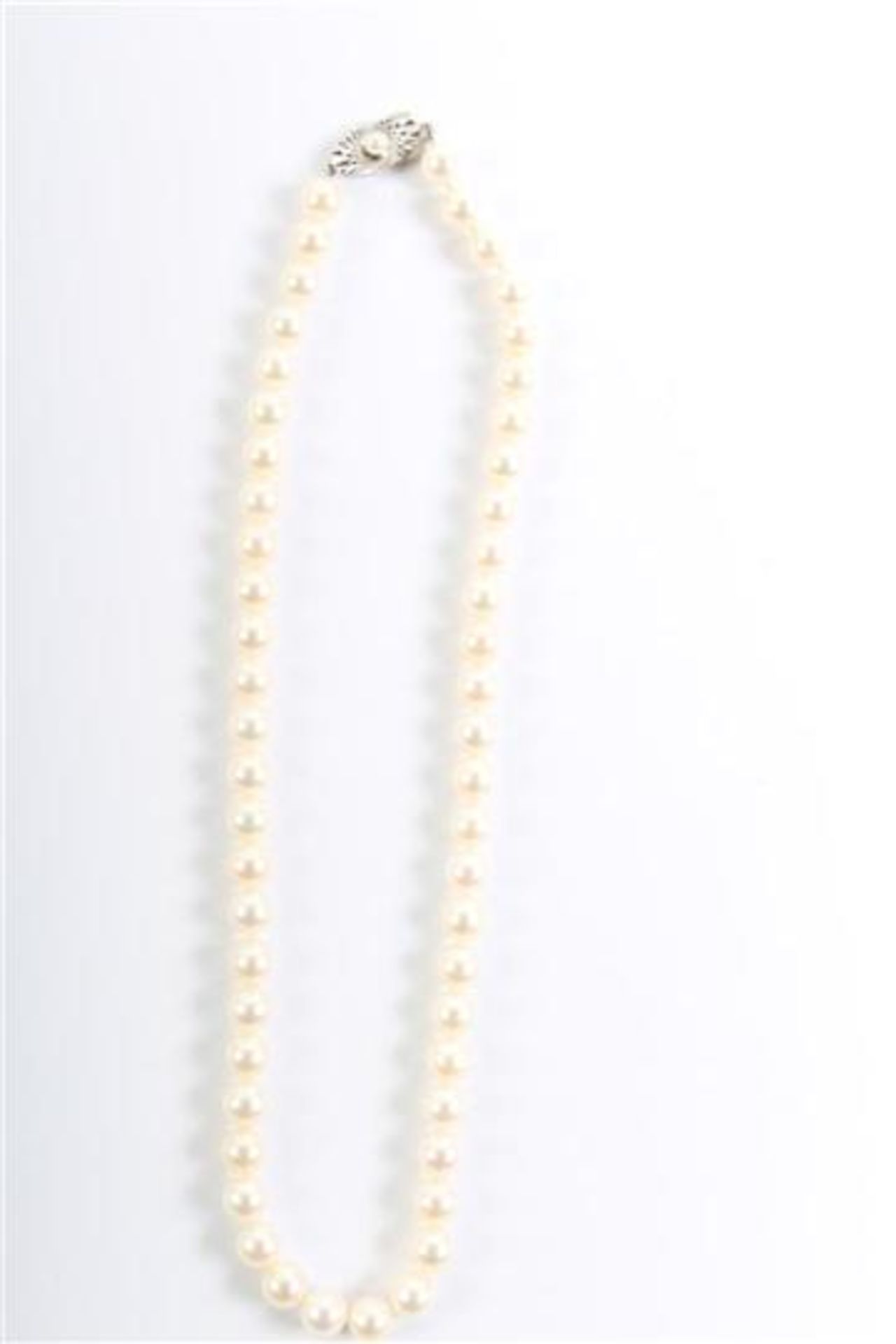 Cultivéparel collier met zilveren slot. Gewicht: 24.5 g. L: 36 cm.