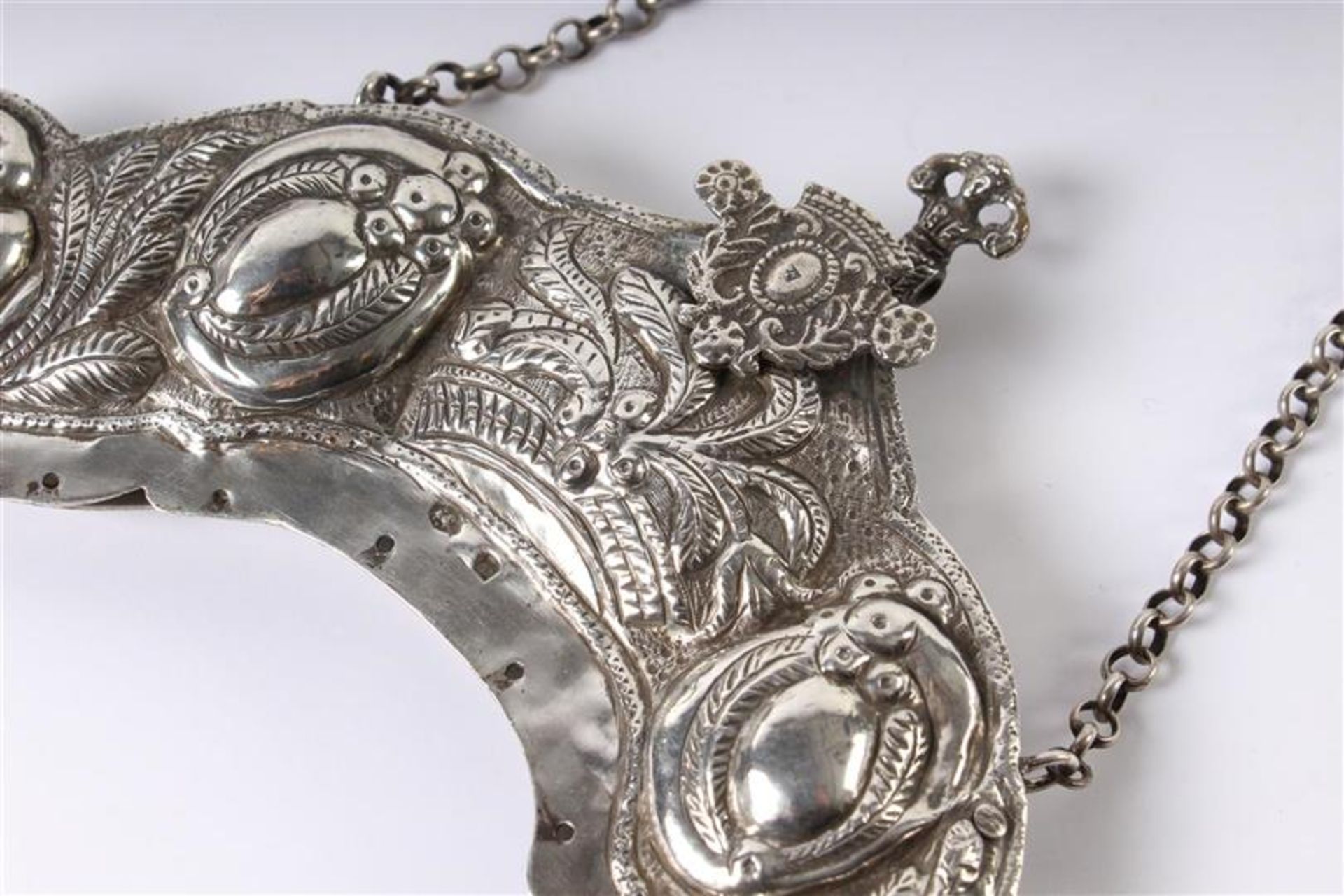 Zilveren tasbeugel rijkelijk gedecoreerd, met jasseron ketting, Hollands gekeurd. Gewicht: 256 g. B: - Image 3 of 5