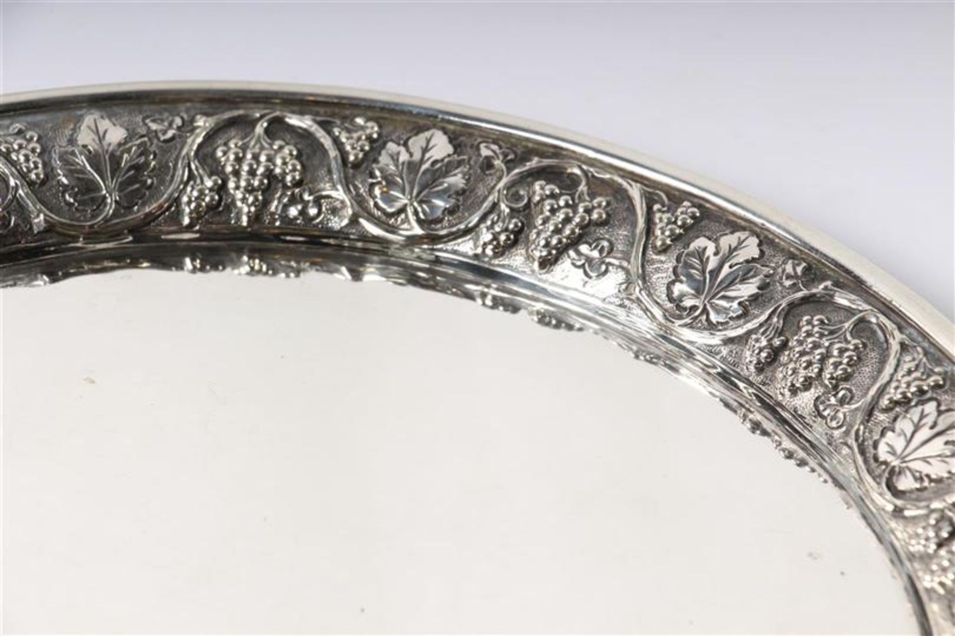 Rond zilveren dienblad met opstaande rand versierd met druivenranken. Gewicht: 405 g. D: 25 cm. - Bild 2 aus 4