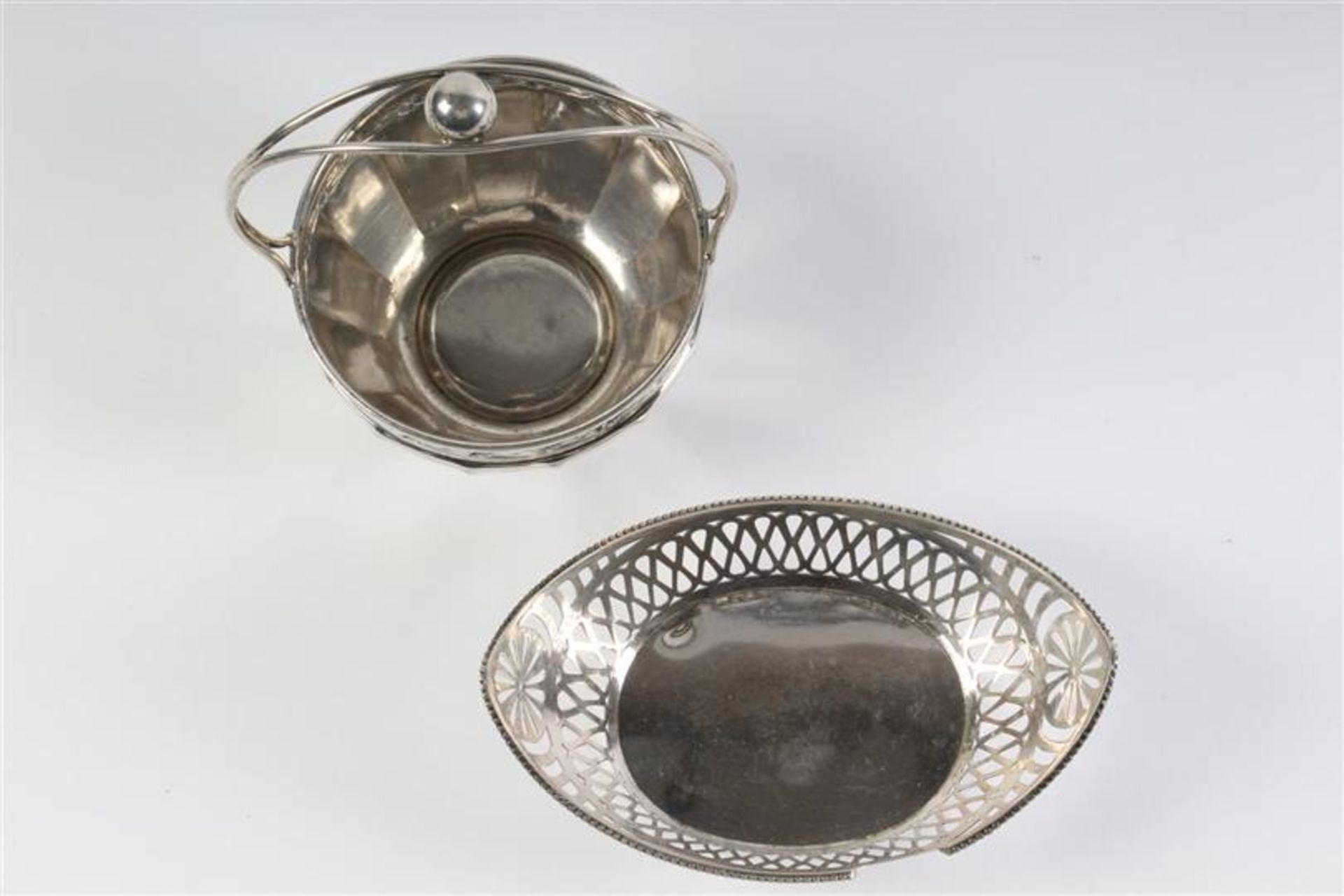 Zilveren hengselmandje en een zilveren bonbonmandje met onderbroken parelrand. Gewicht: 200 g. - Bild 2 aus 5