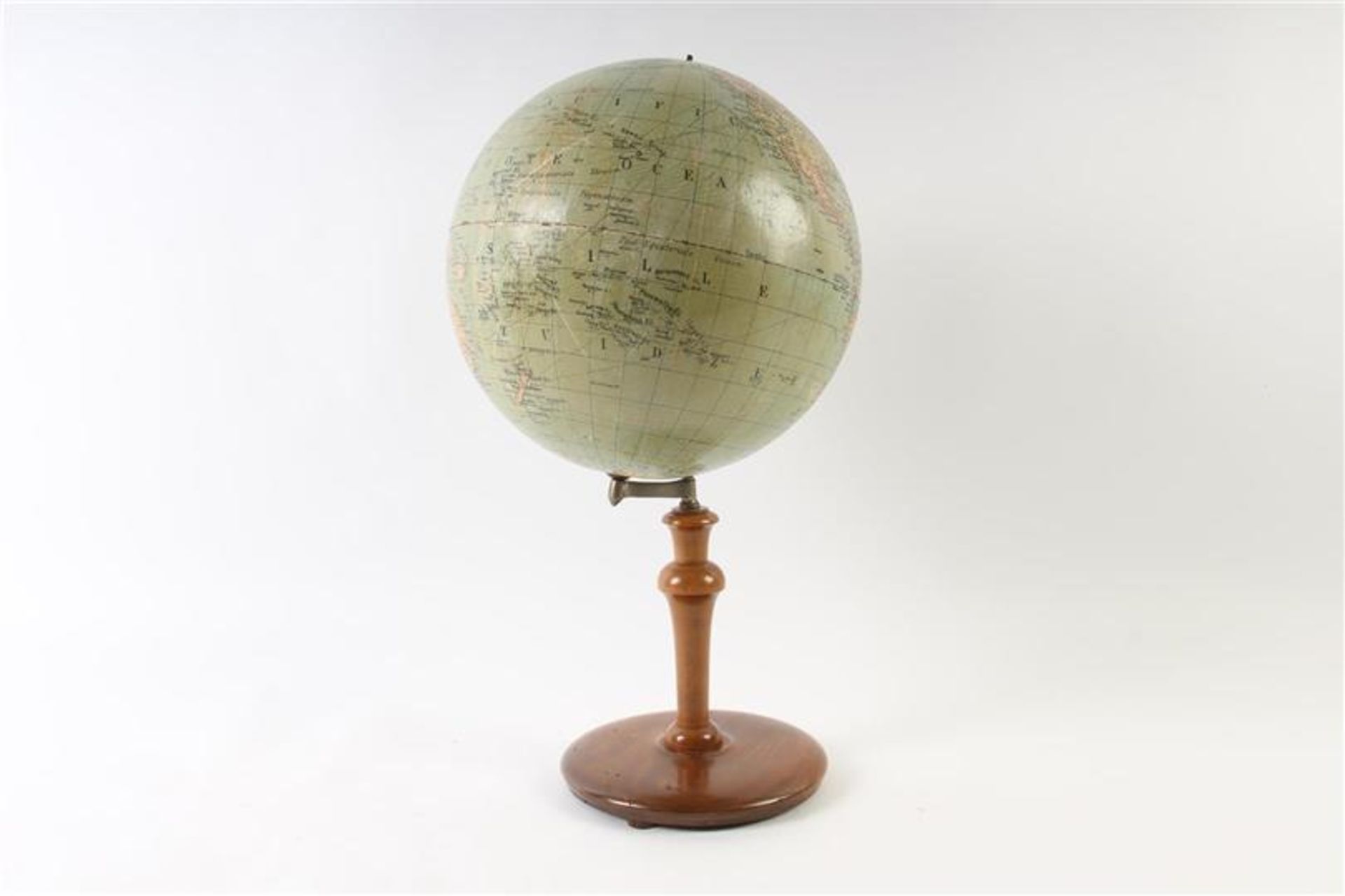 Globe op houten voet. H: 45 cm.