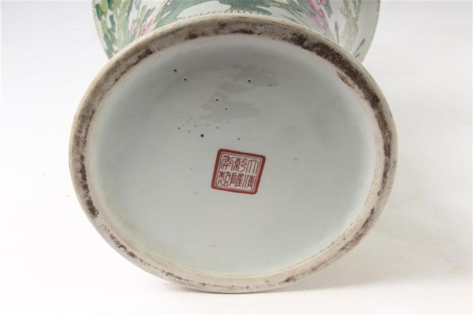 Porseleinen vaas met polychroom decor van bloemen en vogels, gemerkt met zegelmerk, China 20e - Bild 5 aus 6