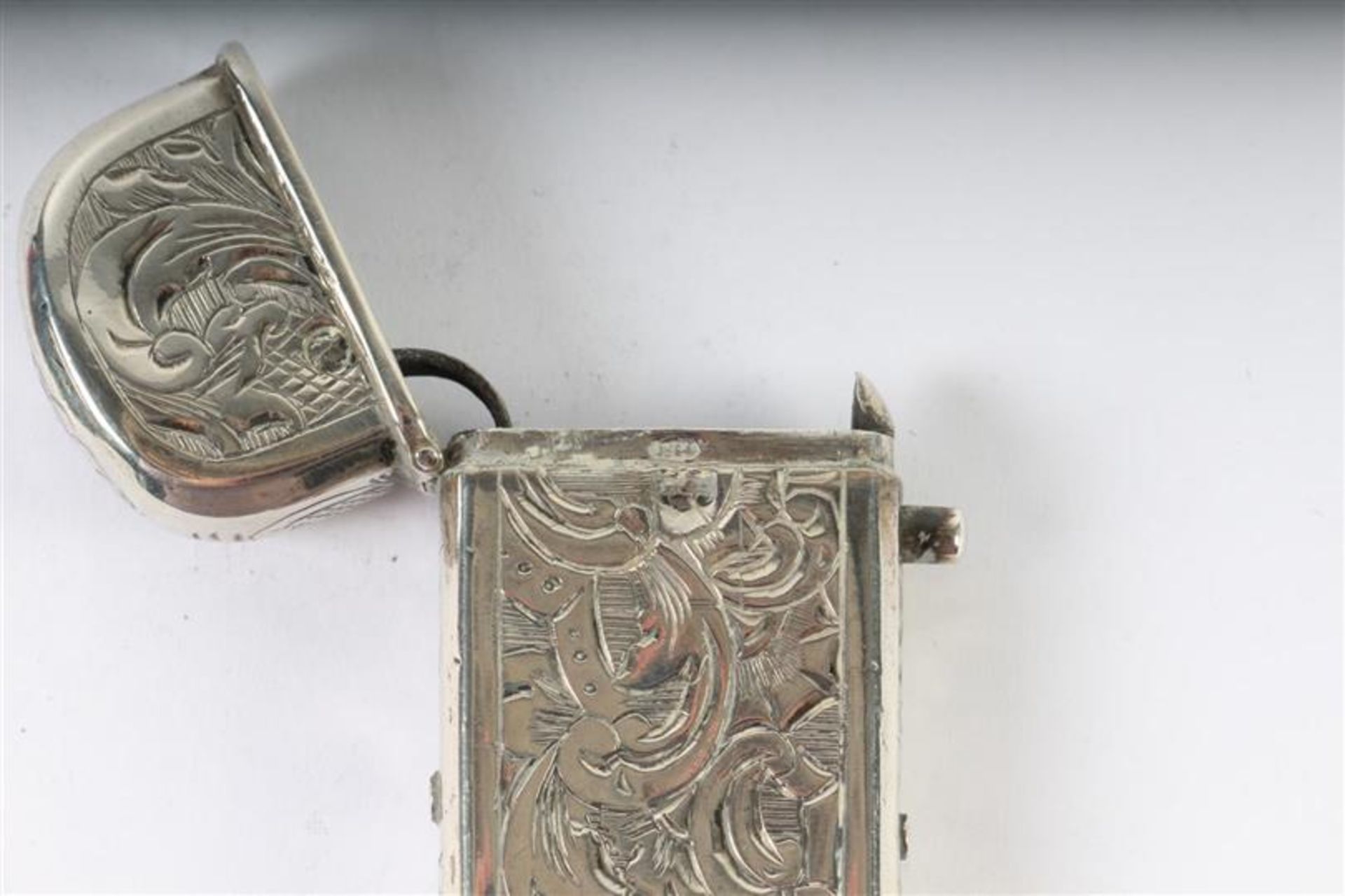Zilveren snuifdoos, lichtgebogen model en een tondeldoosje, Hollands gekeurd. H: 6 en 8 cm. - Bild 11 aus 11