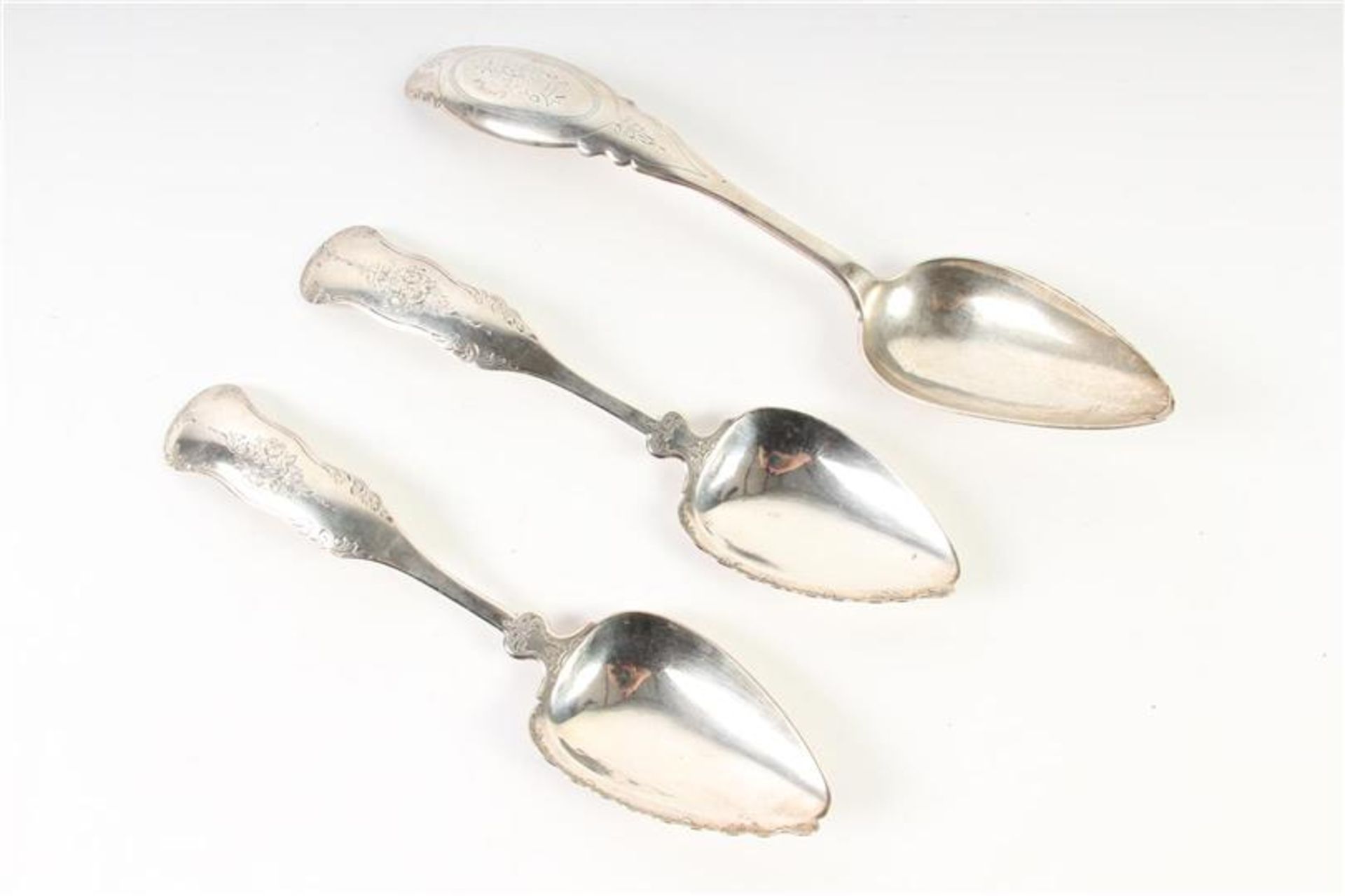 Drie zilveren dienlepels, Hollands gekeurd. H: 23 en 28 cm. Gewicht: 203 g.