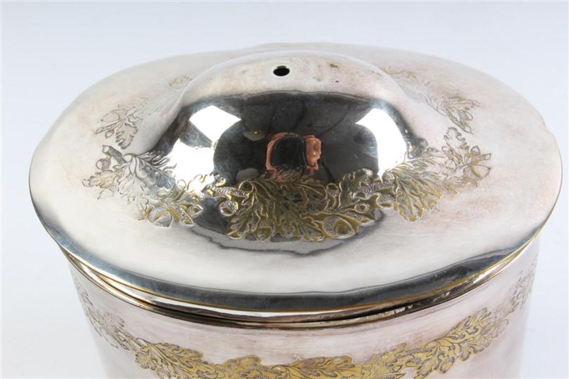 Verzilverde koektrommel, ovaal model op pootjes met guirlandes van eikenblad en medaillon - Image 4 of 7