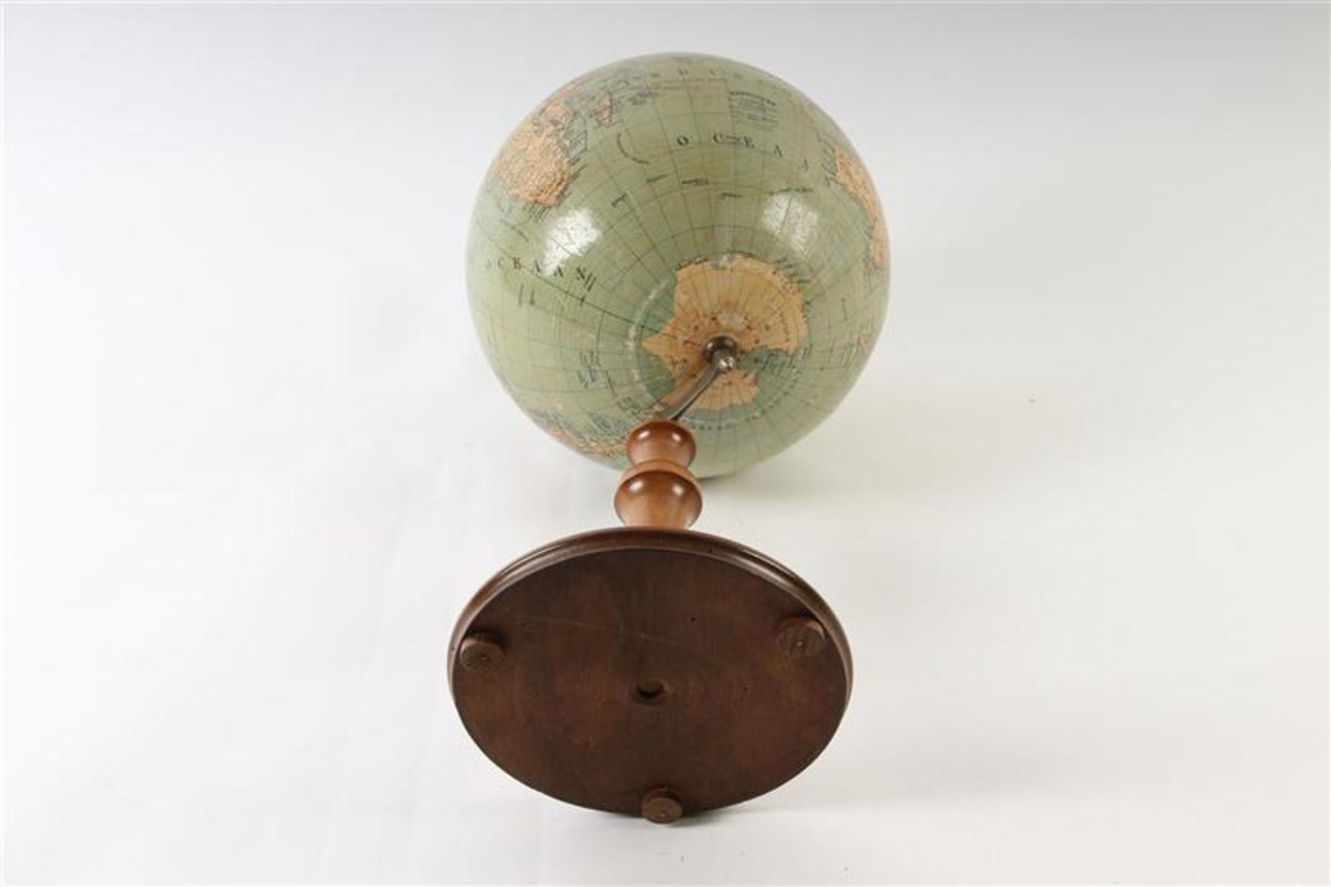 Globe op houten voet. H: 45 cm. - Bild 2 aus 2