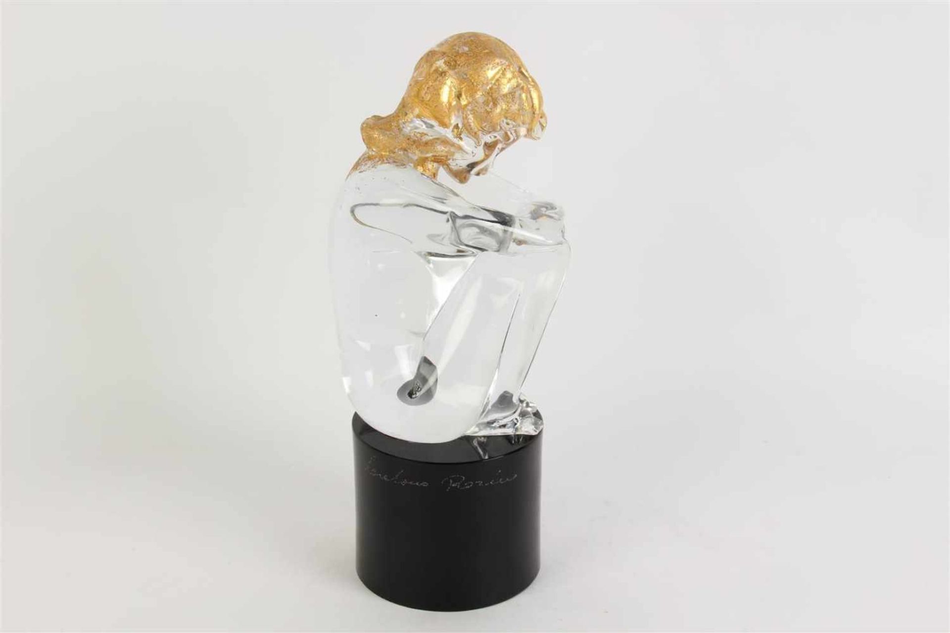 Glazen sculptuur van een zittende vrouw, gesigneerd Italië (met chip). H: 37 cm. - Image 2 of 5