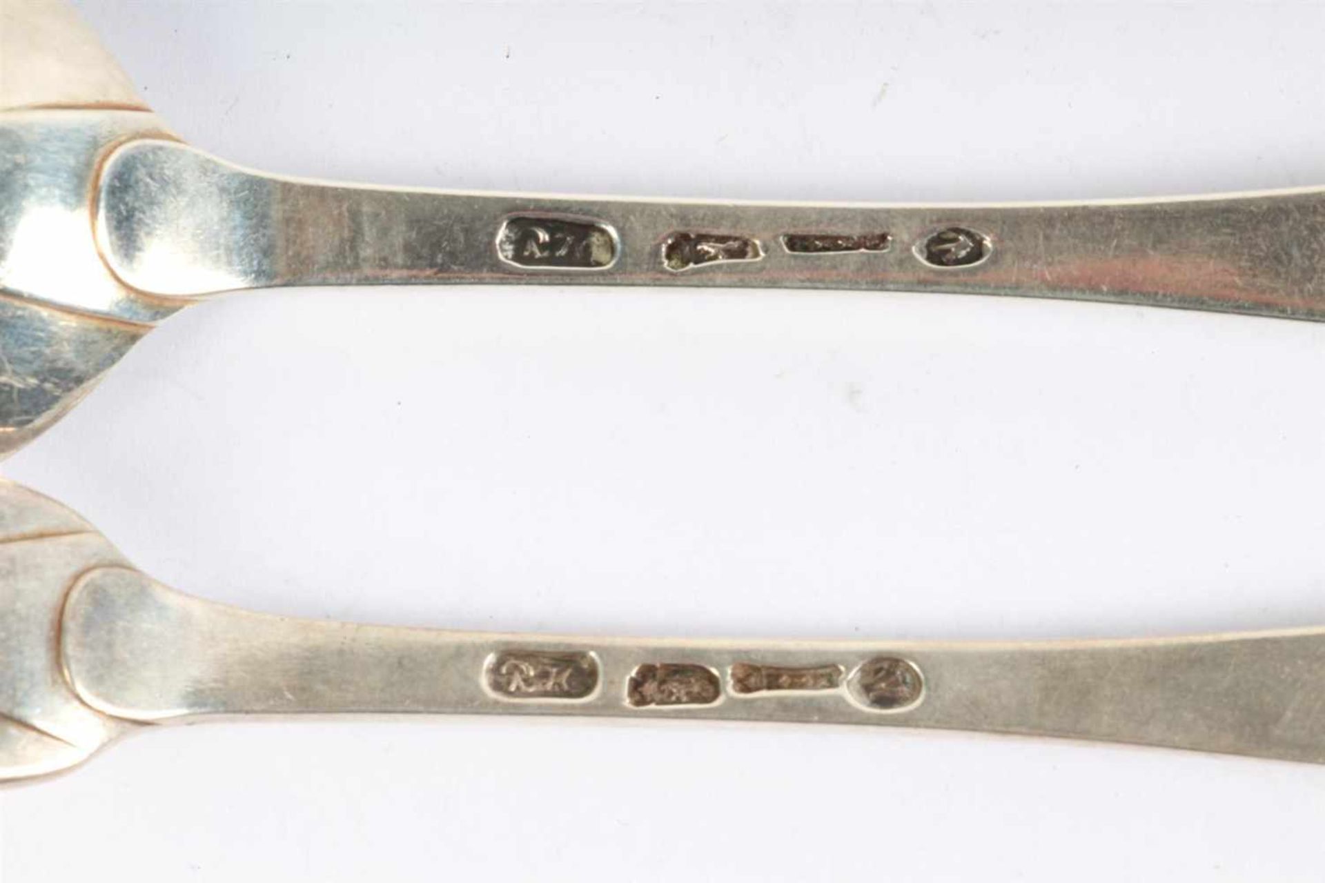 Zes zilveren lepels en vier dito vorken, Roelof Helweg (1778-1812) Amsterdam. Gewicht: 600.6 g. - Image 3 of 3