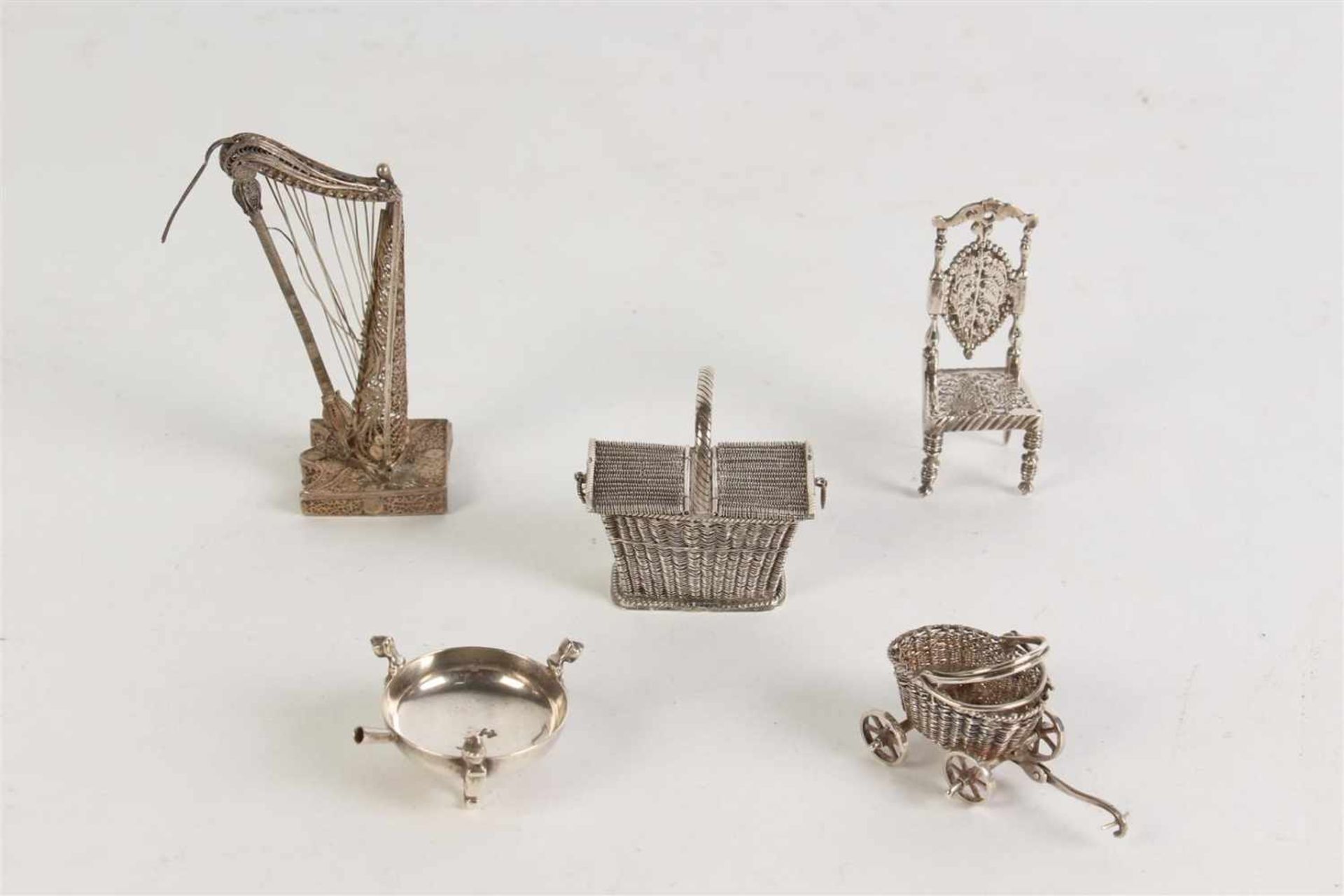 Kavel bestaande uit vijf zilveren miniaturen, waaronder comfoor, Amsterdam, 18e eeuw. De overige 20e