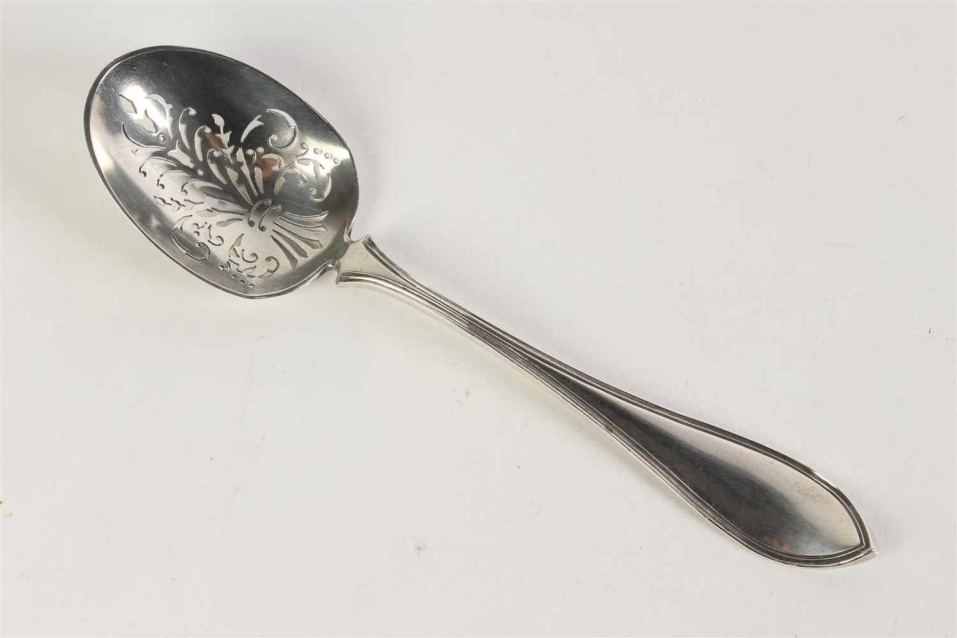 Zilveren suikerstrooi lepel dubbel puntfilet met ajour bak, vervaardigd door G. Greup (1888-?) te