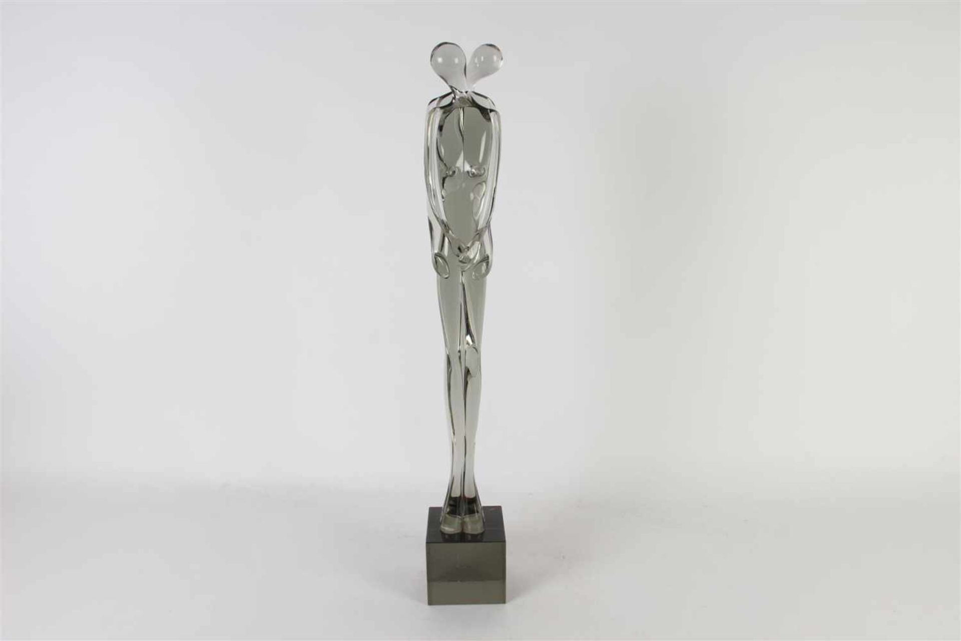 Glazen sculptuur van een man en vrouw, op voet. Murano. H. incl. voet 77 cm.