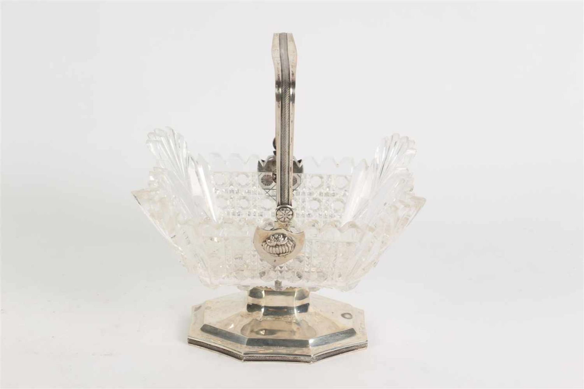 Kristallen hengselschaal met zilveren montuur, Hollands gekeurd, Biedermeier 19e eeuw. Afm: 16.5 x