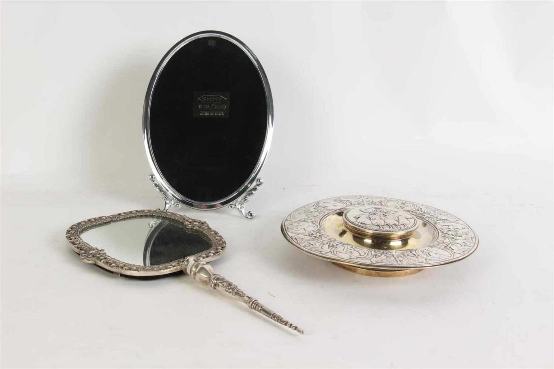 Zilveren handspiegel, vermaakt van beursbeugel en breipenhouder, een ovale zilveren fotolijst, - Image 2 of 15