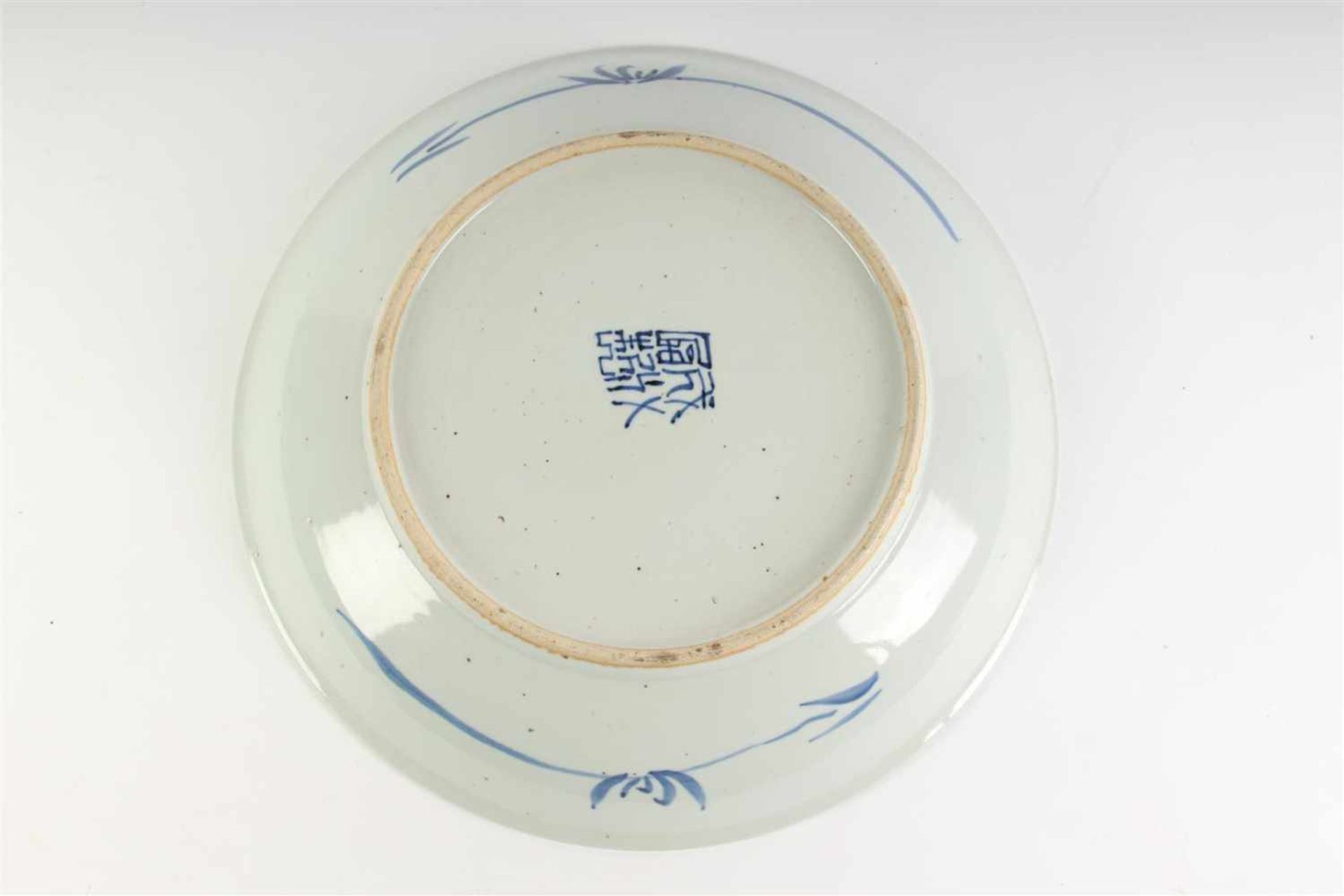 Blauw wit porseleinen schotel, China Qianlong, 19e eeuw. D: 35.5 cm. - Bild 2 aus 2