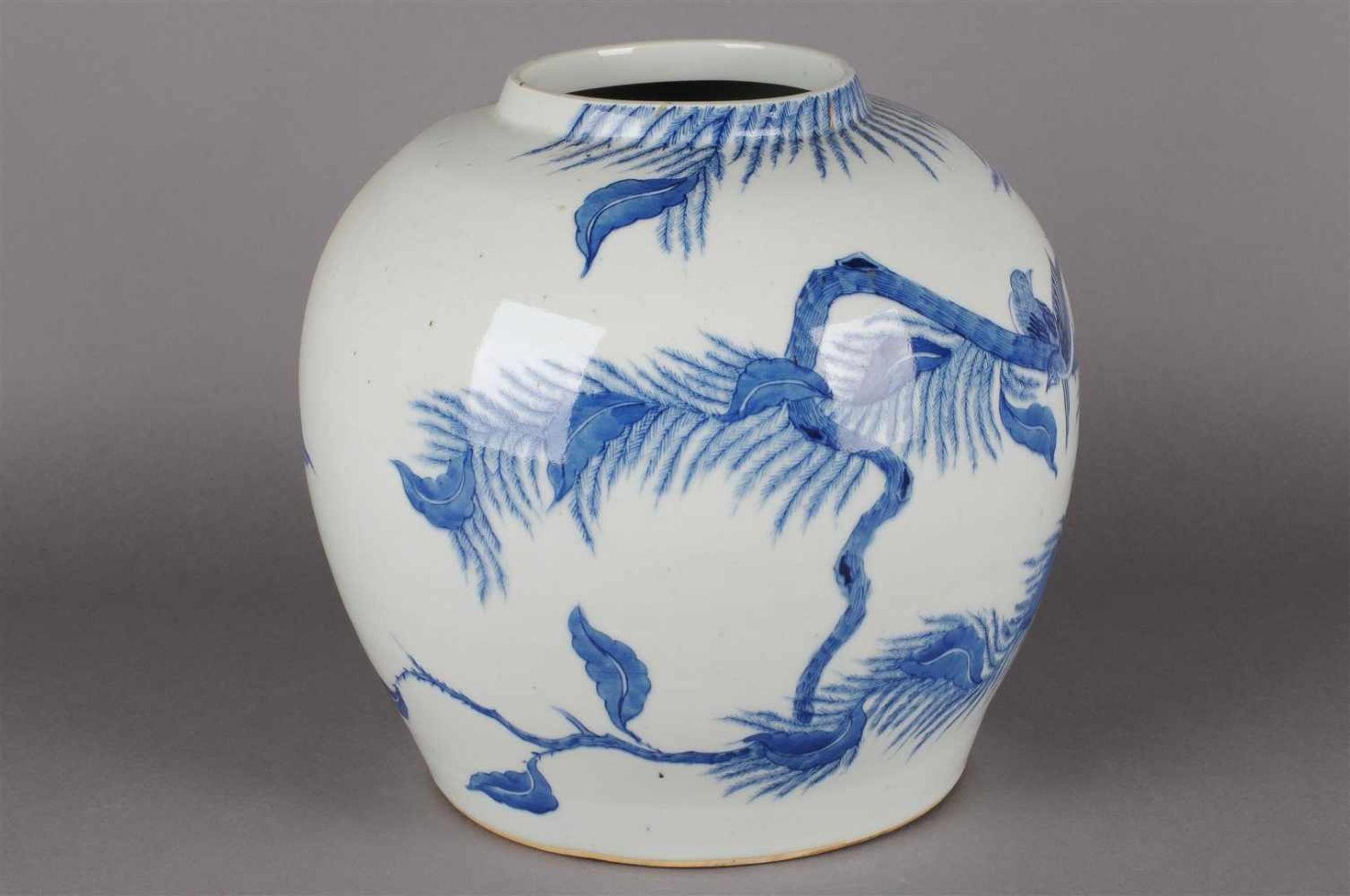 Blauw wit porseleinen vaas met decor van bloemen en vogels, niet gemerkt, China 20e eeuw. H: 25 cm. - Bild 3 aus 6
