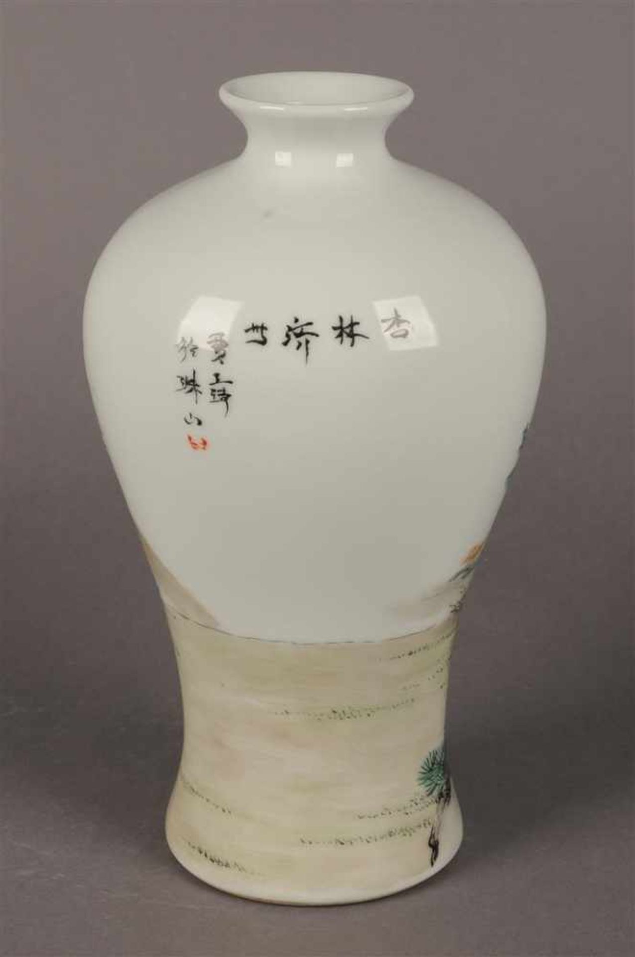 Polychroom porseleinen Meiping vaas met figuraal landschaps decor en tekst, gemerkt met zegelmerk, - Bild 2 aus 6