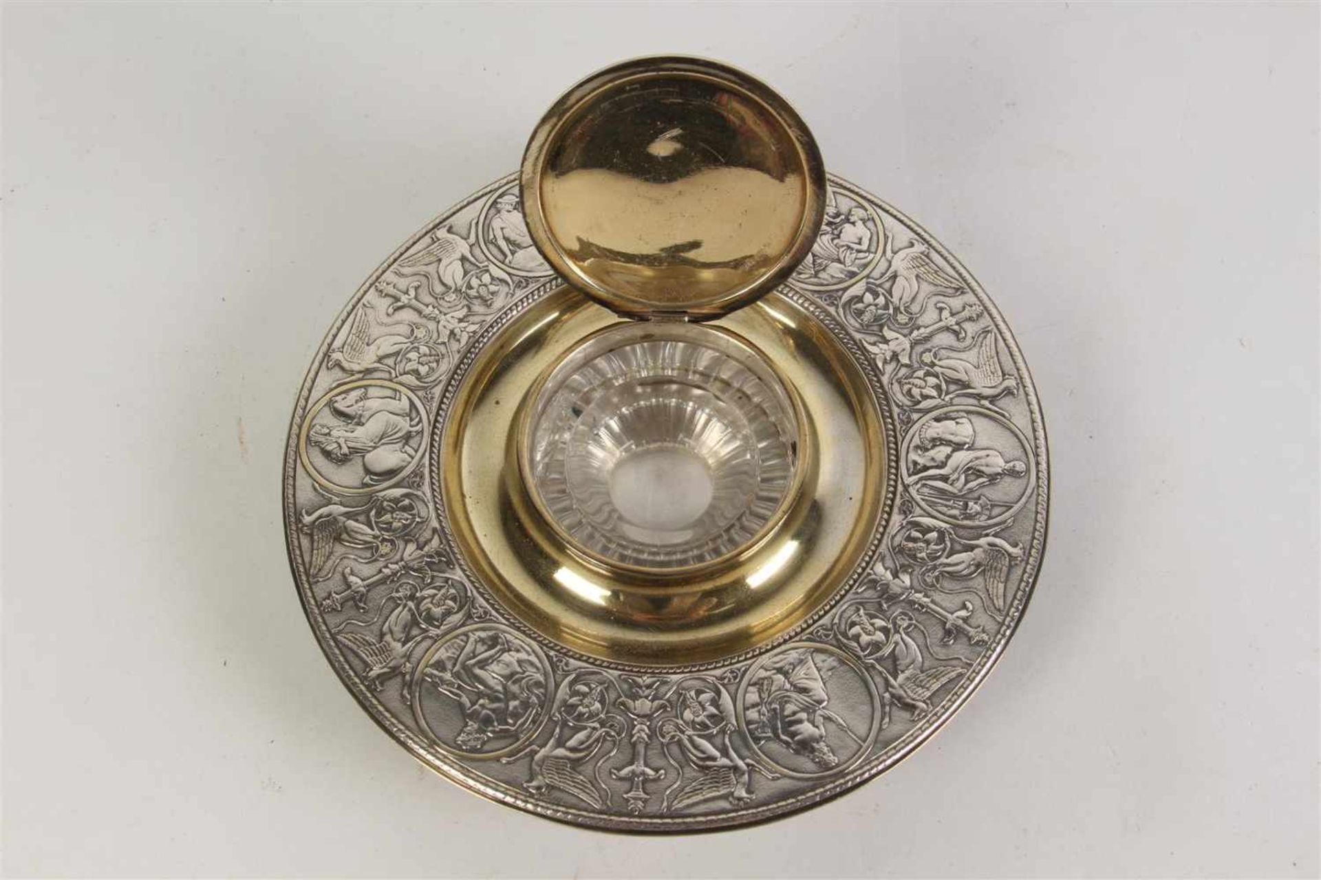 Zilveren handspiegel, vermaakt van beursbeugel en breipenhouder, een ovale zilveren fotolijst, - Image 11 of 15