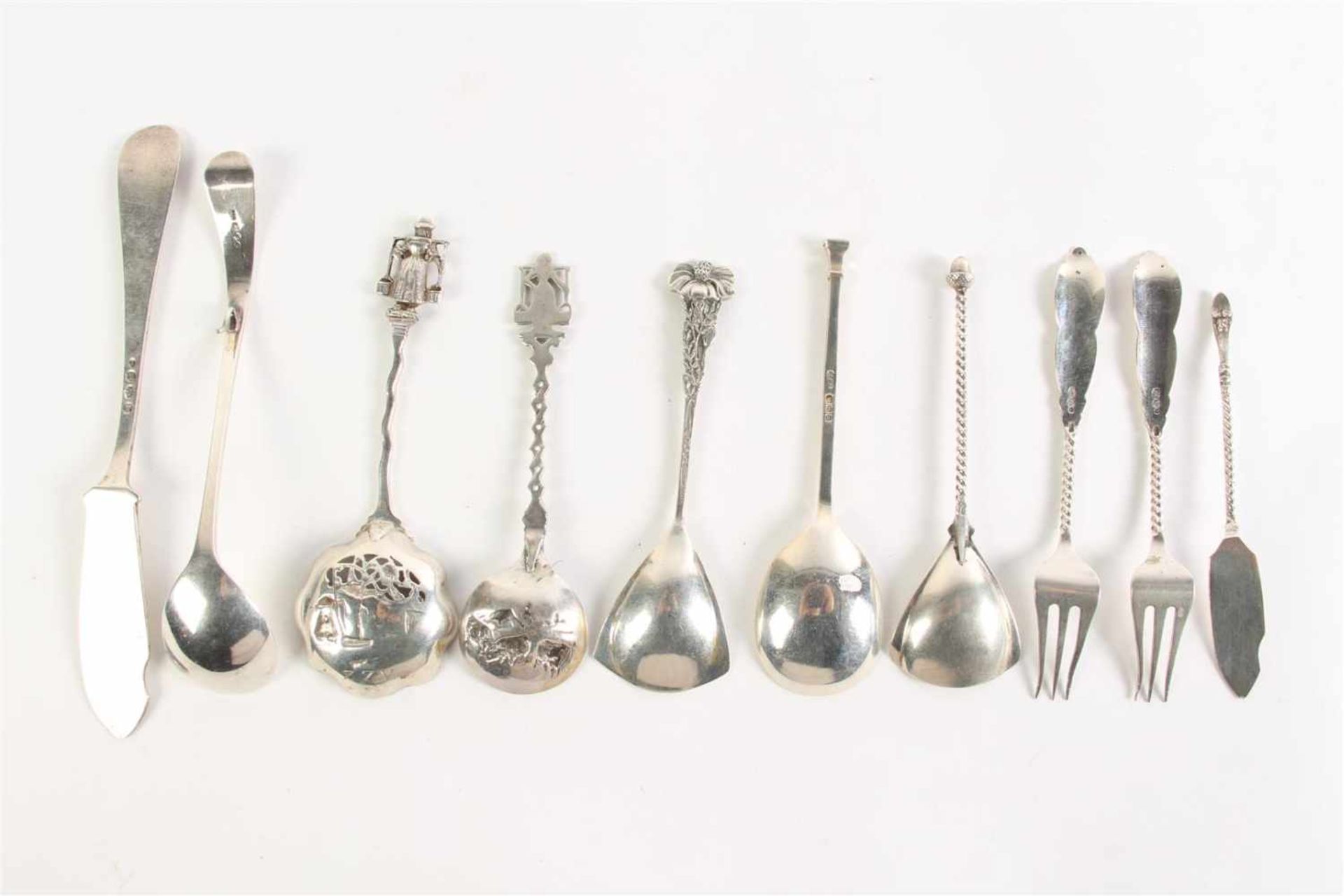 Lot divers zilver, waaronder lepeltjes, vorkjes en vismes. - Image 2 of 3