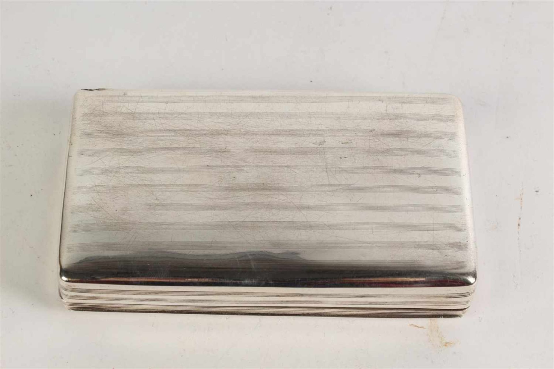 Zilveren tabaksdoos. Holland, 1833. Afm. 7 x 12,5 x 2,5 cm. - Bild 3 aus 5