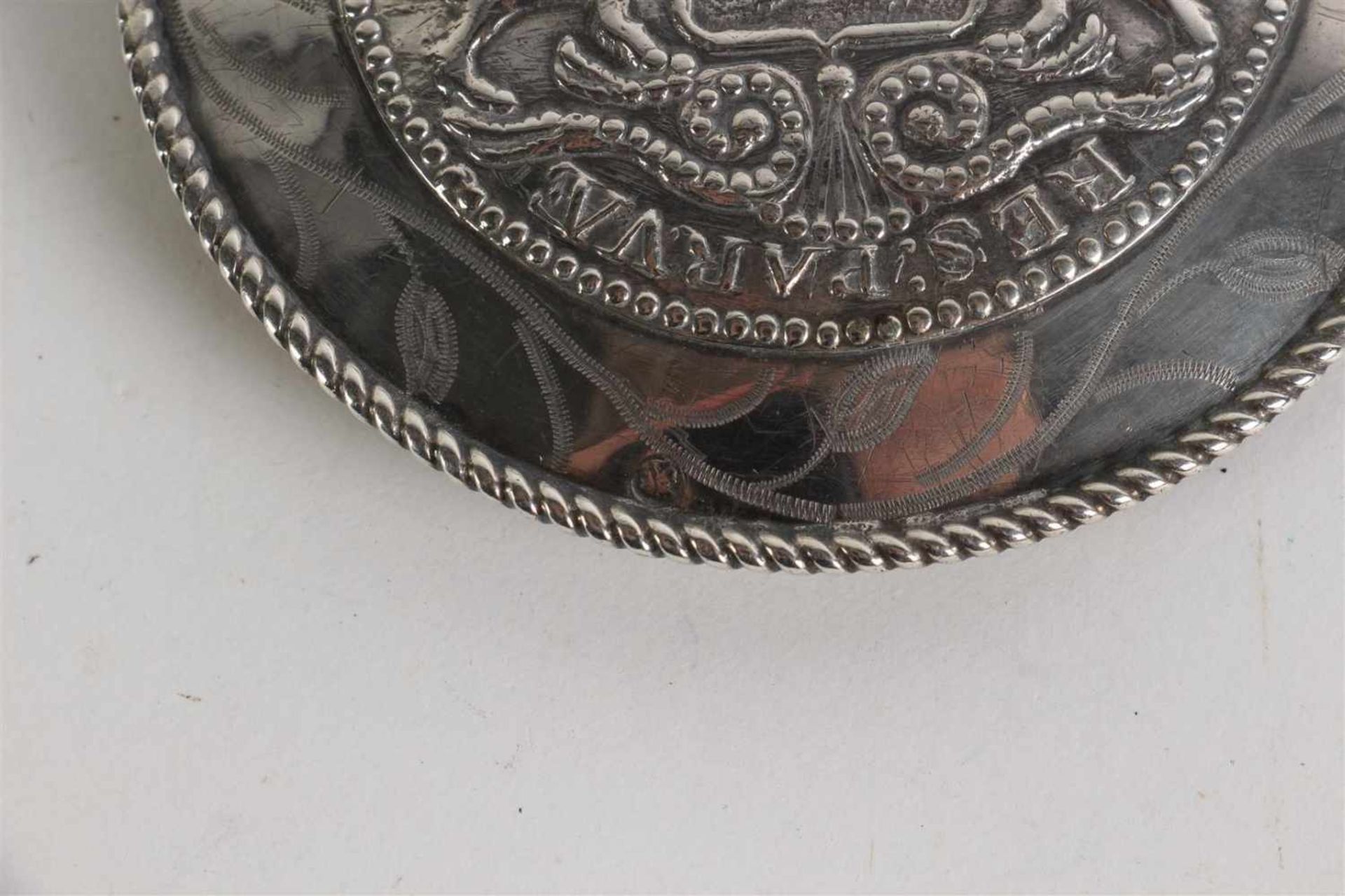 Stel zilveren broekstukken van de Walcherse dracht. D: 8.5 cm. - Bild 5 aus 5