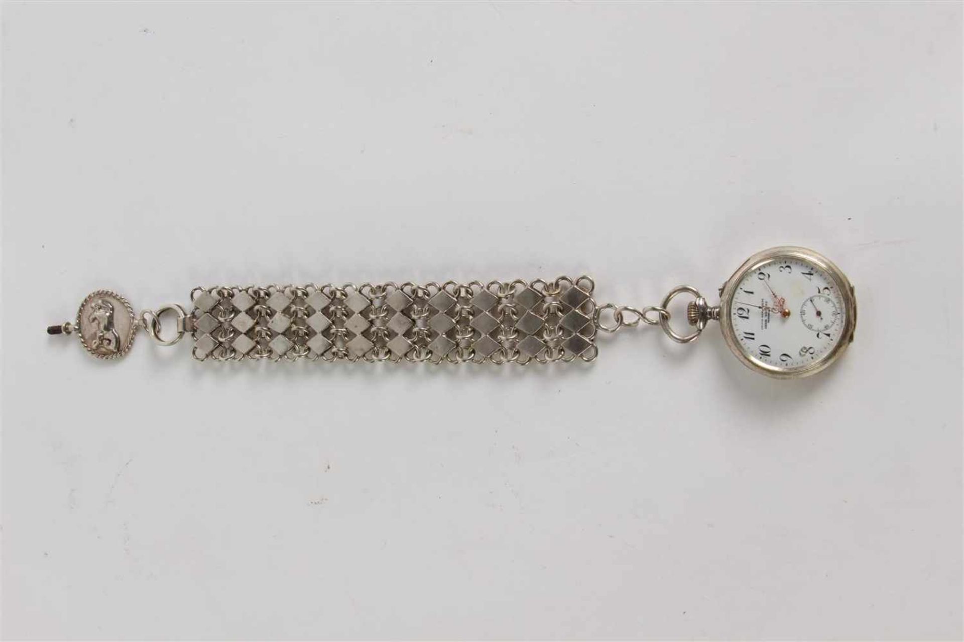 Zeeuwse chatelaine met horloge en sleutel gedecoreerd met paard en koe. L: 34 cm.