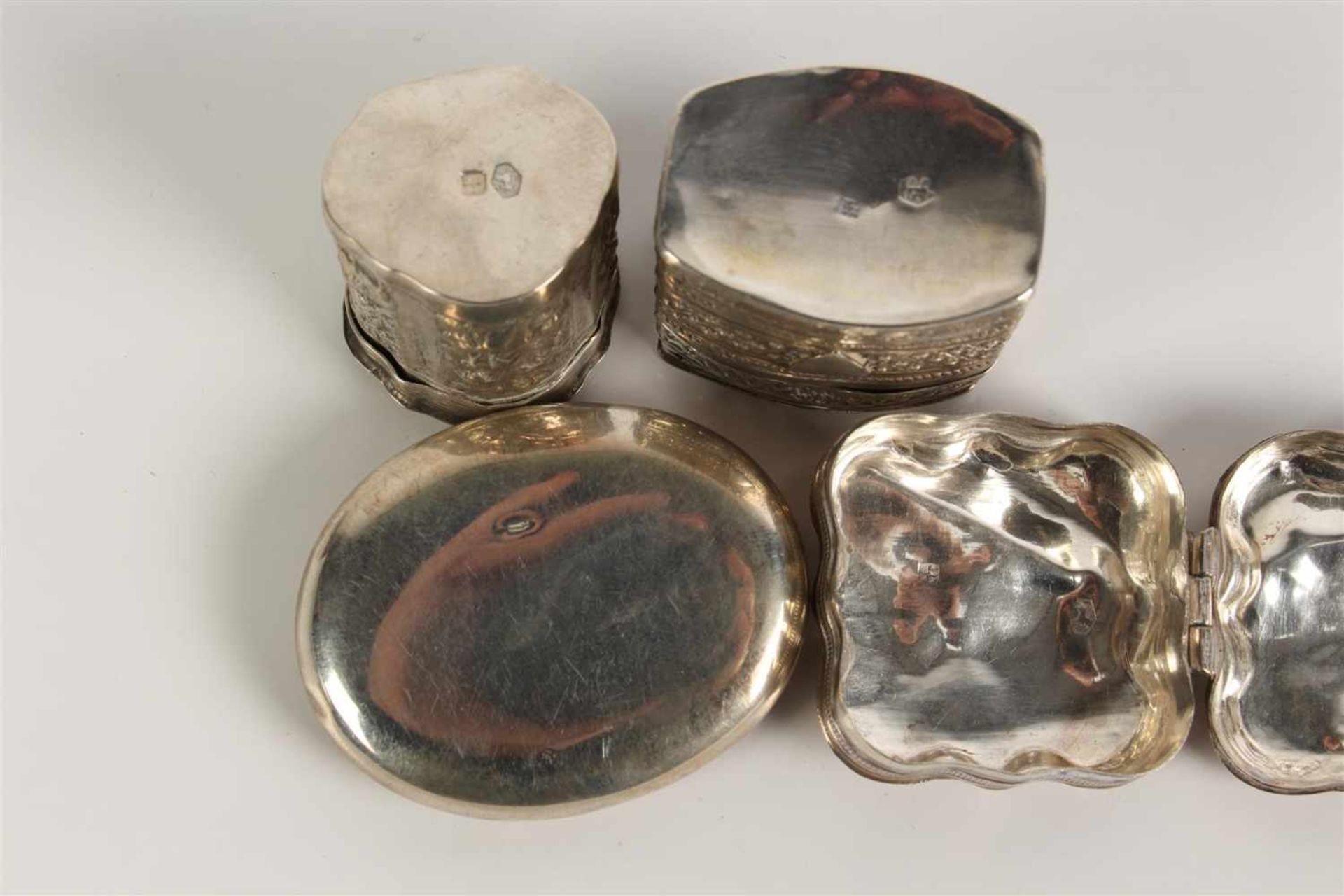 Kavel zilver bestaande uit drie lodereindoosjes, een pepermuntdoosje en een pillendoosje. Hollands - Bild 2 aus 3