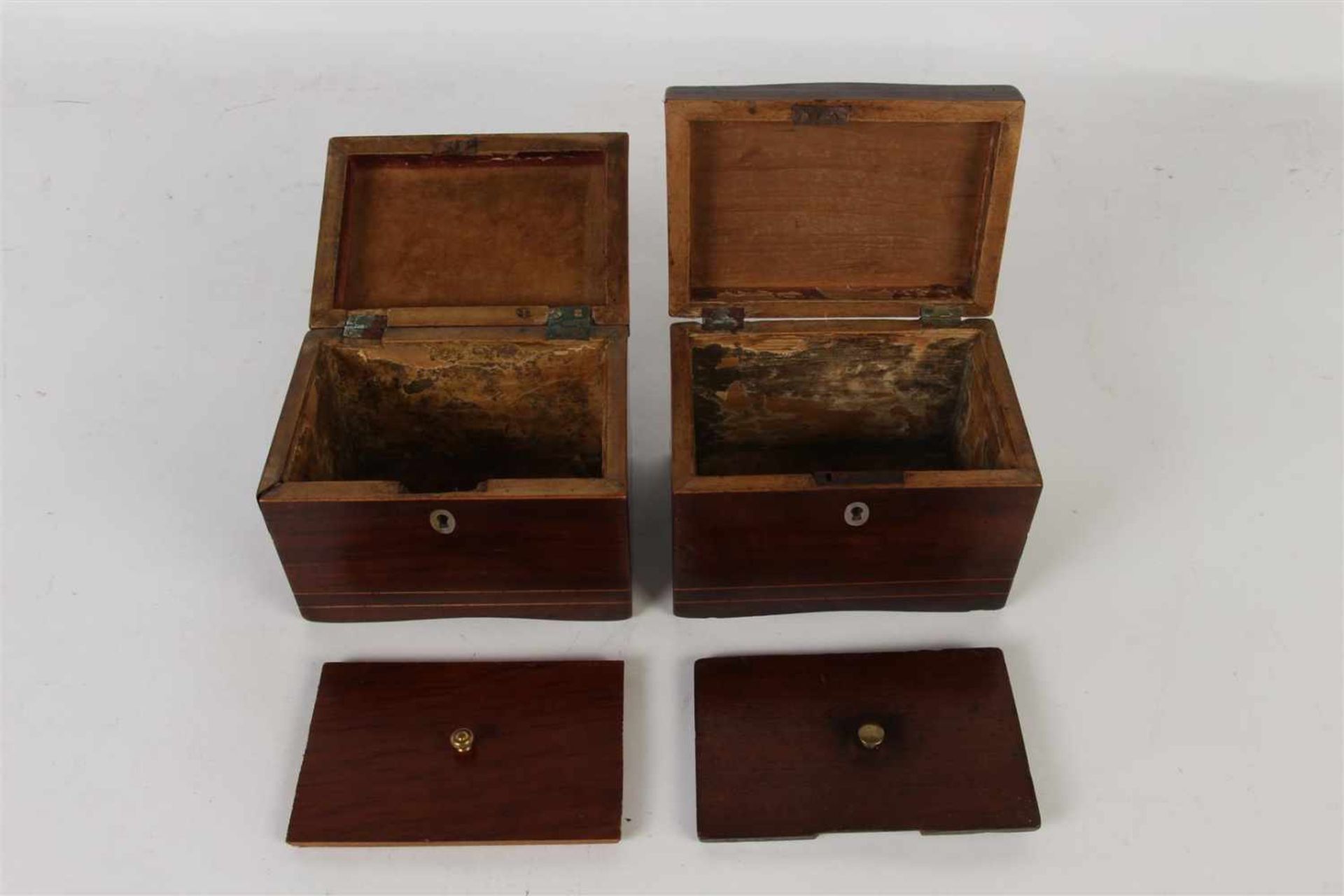Twee mahoniehouten theekistjes met parelmoer inleg (met defect). Afm: 11 x 15 x 10.8 cm. - Image 3 of 3