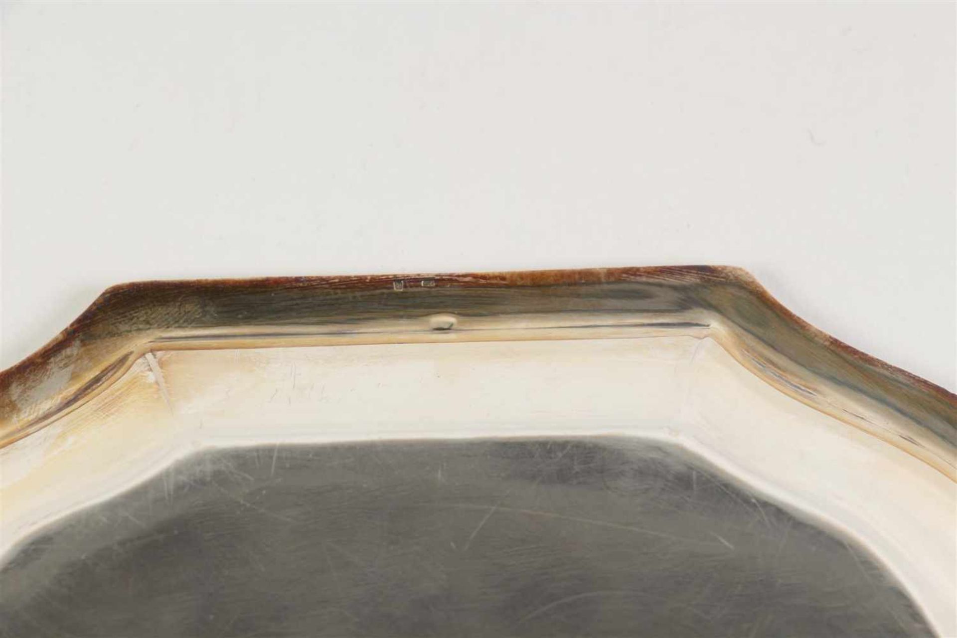 Een rechthoekige zilveren koektrommel op onderschotel. 20e eeuw. L. schotel 20 cm. - Bild 4 aus 4