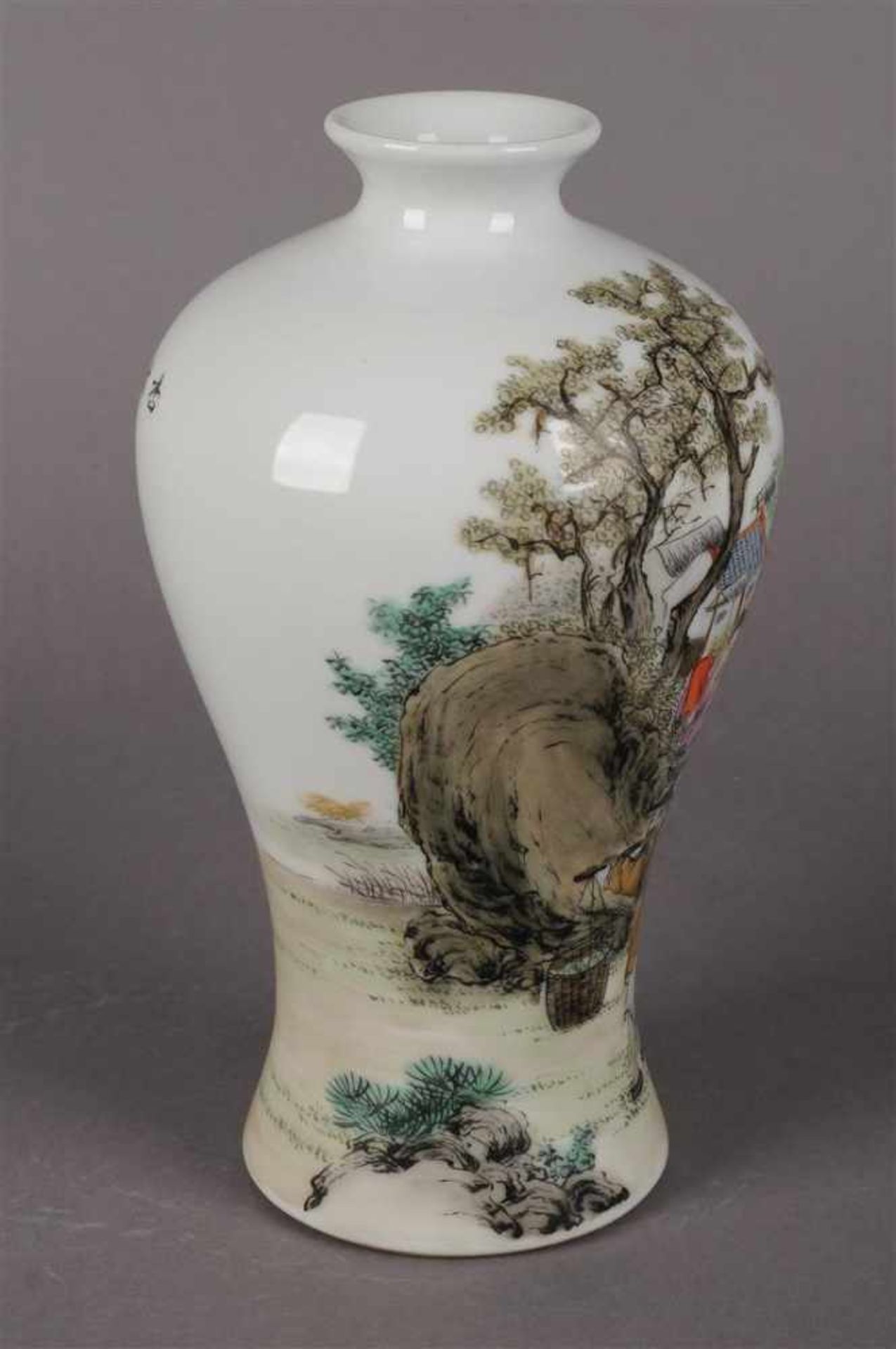 Polychroom porseleinen Meiping vaas met figuraal landschaps decor en tekst, gemerkt met zegelmerk, - Bild 3 aus 6